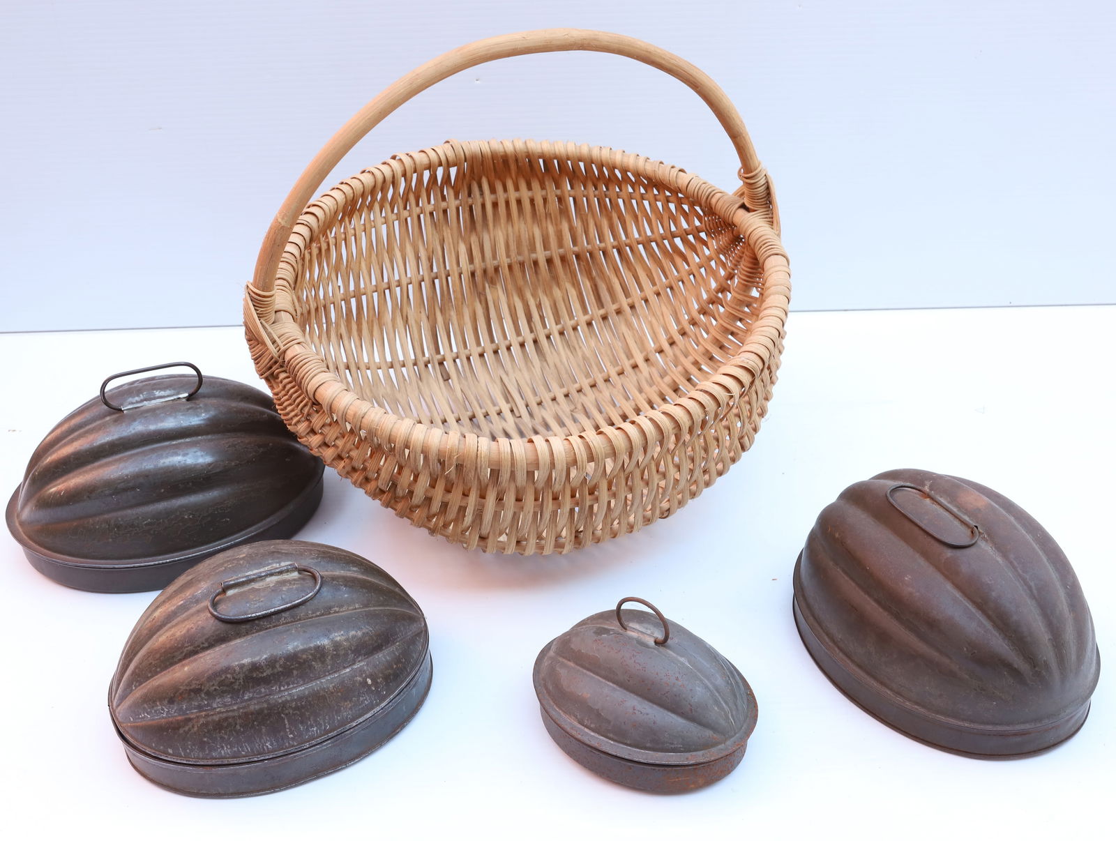 LOT OF TIN FOOD MOLDS IN BASKET (1 of 2)