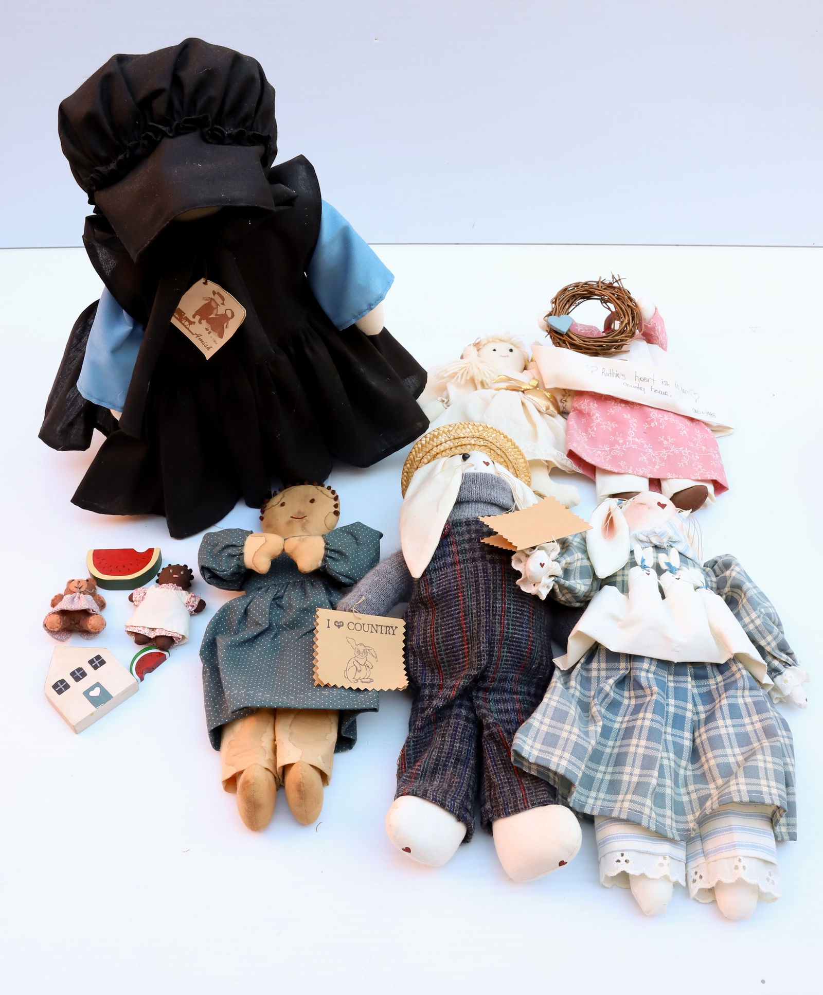 LOT OF CLOTH DOLLS AND ANIMALS (1 of 4)