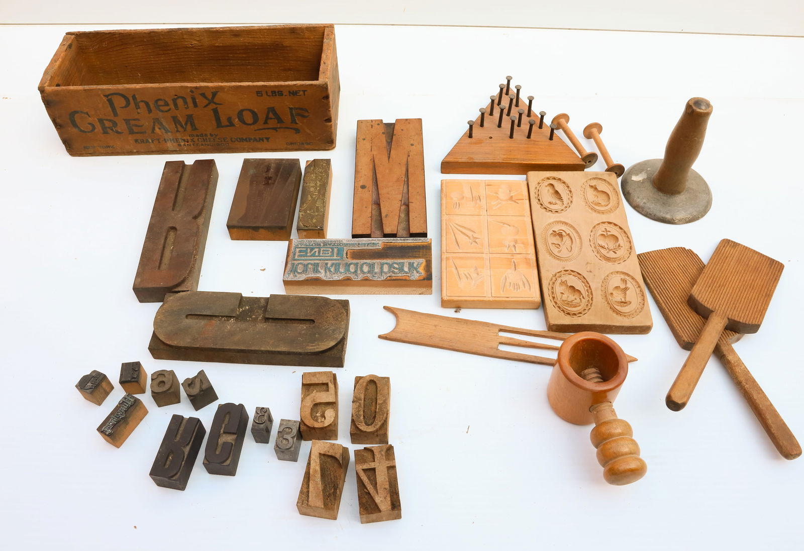 LOT OF WOODEN WARE (1 of 4)