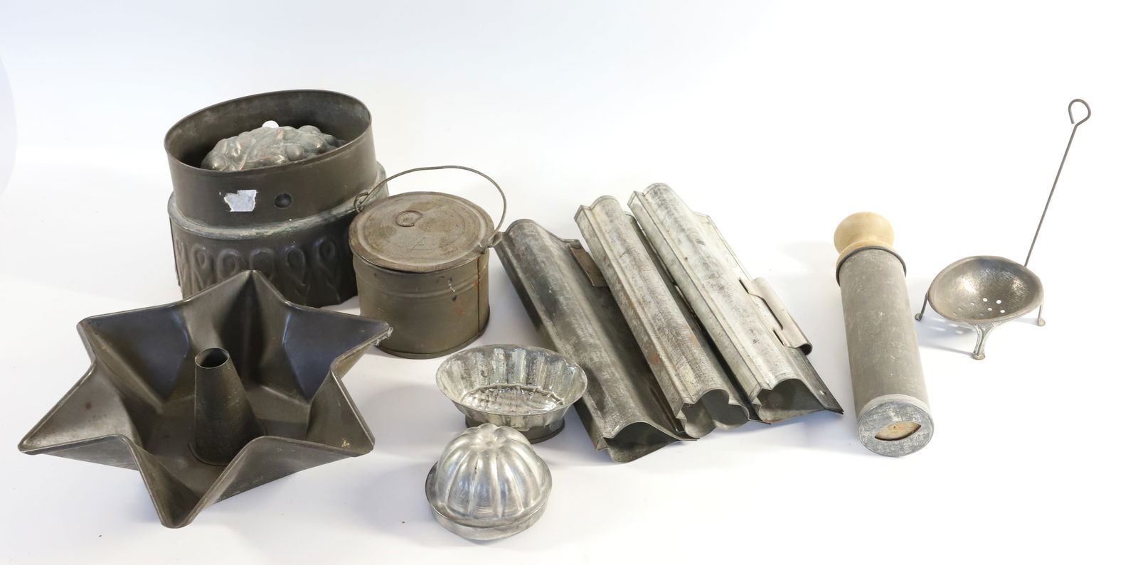 LOT OF EARLY TINWARE (1 of 4)