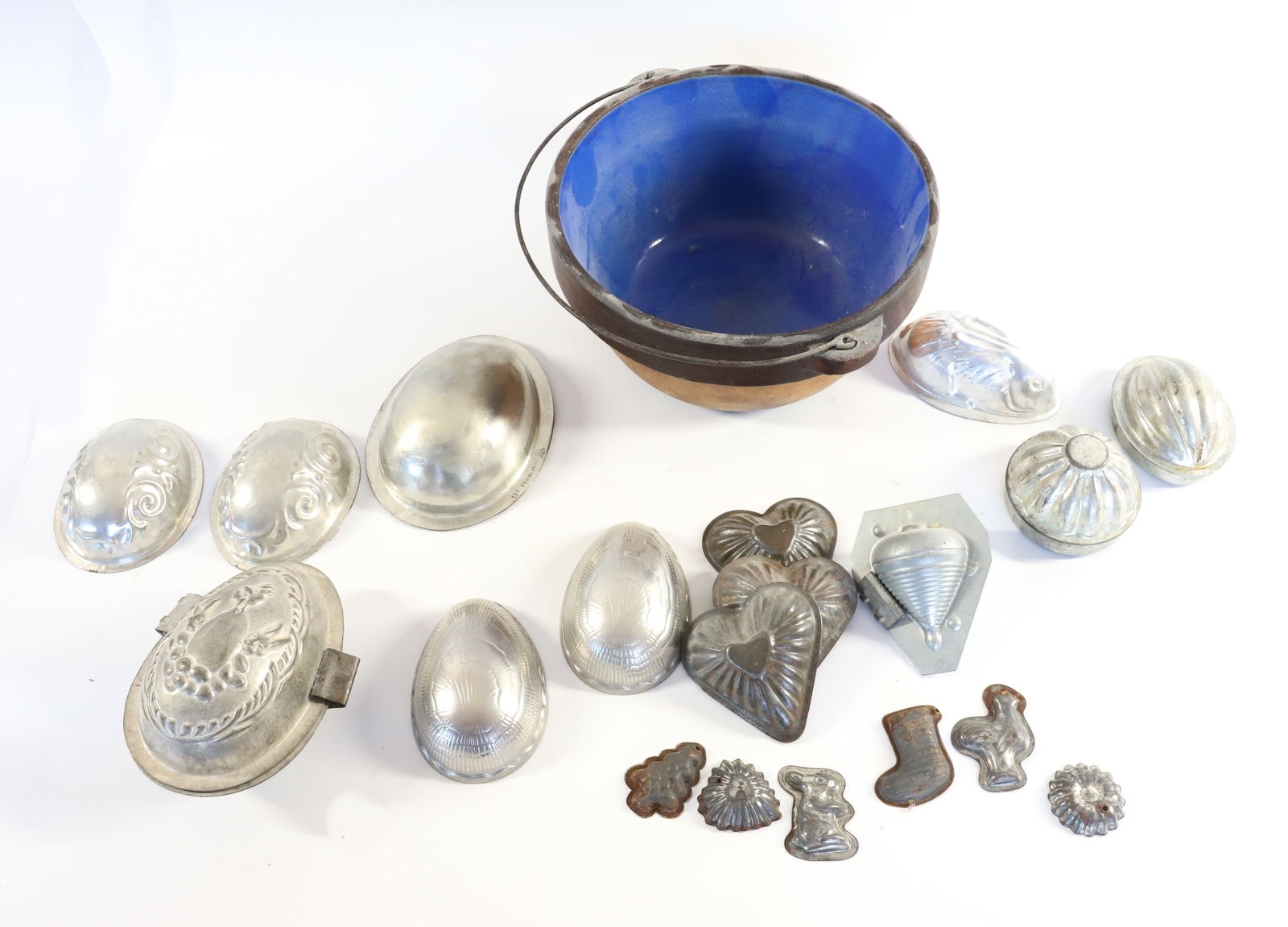 LOT OF CHOCOLATE MOLDS AND STONEWARE BOWL (1 of 5)