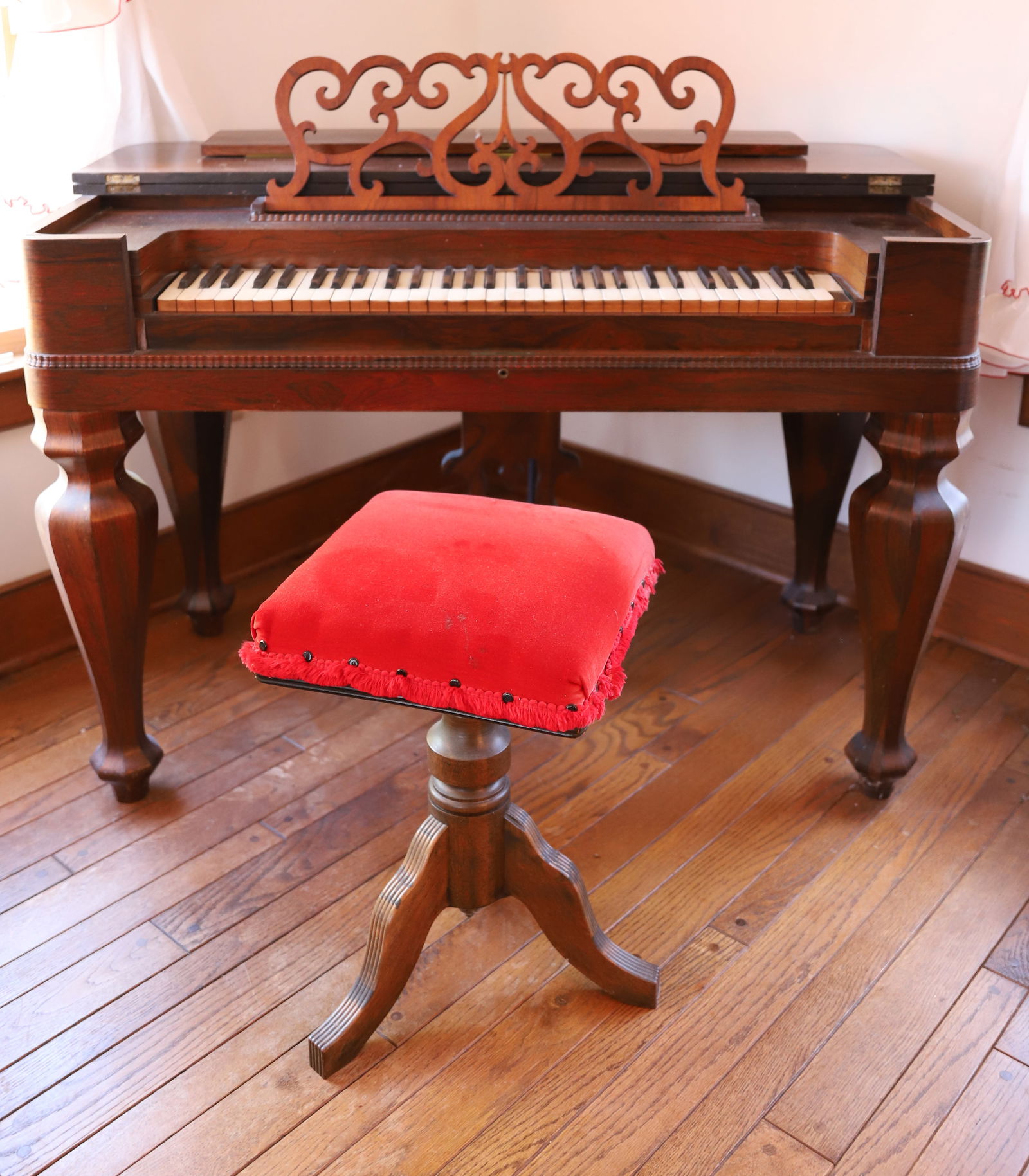 19TH CENTURY PUMP ORGAN: 31" X 45 1/2" X 23" - MAHOGANY CASE Terms: PLEASE READ CAREFULLY -THIS IS AN ONLINE ONLY AUCTION. Terms for Purchasing and Shipping of Auction Items. Please read carefully before bidding. All payments