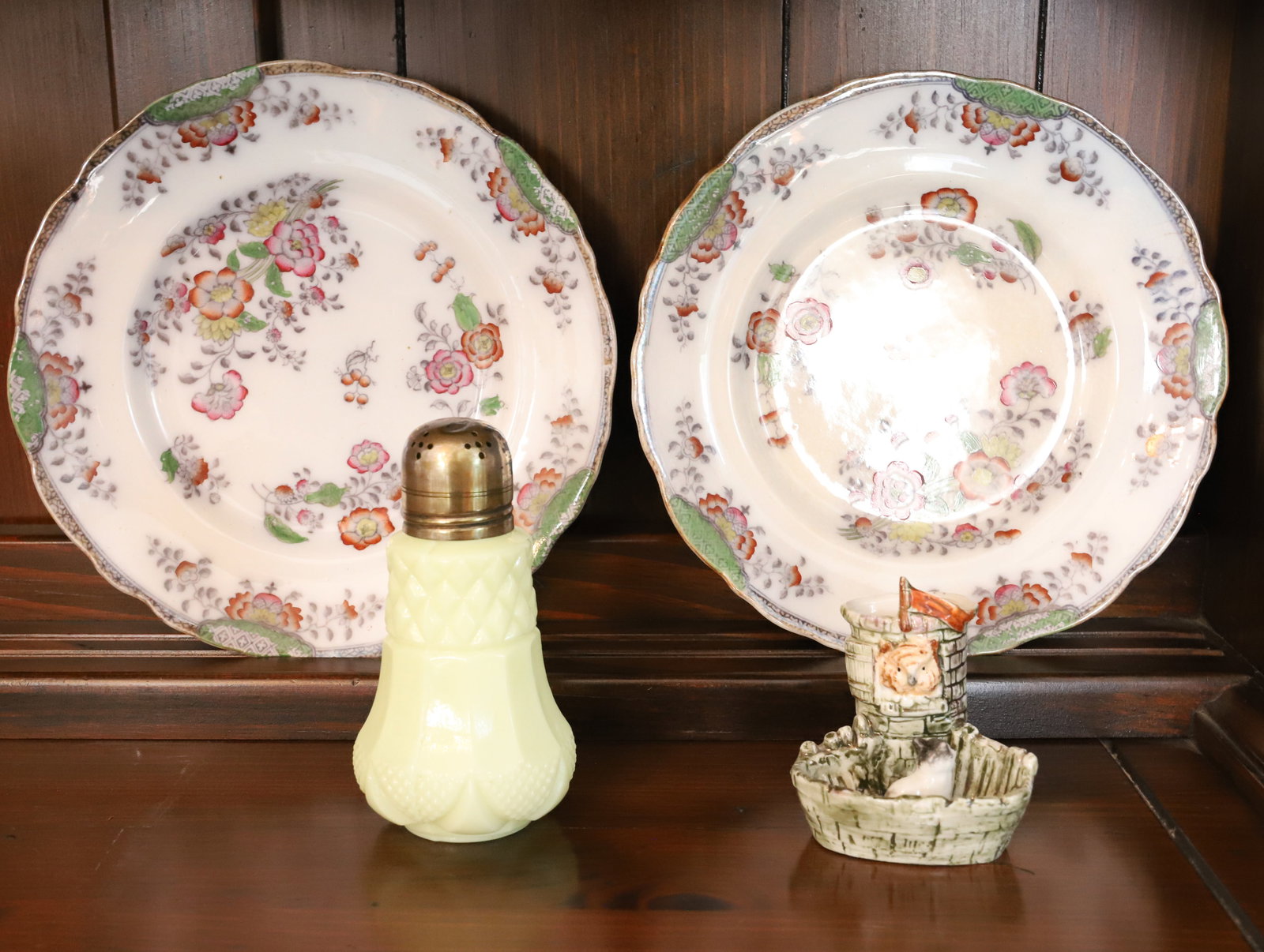 LOT OF ANTIQUE GLASSWARE (1 of 3)