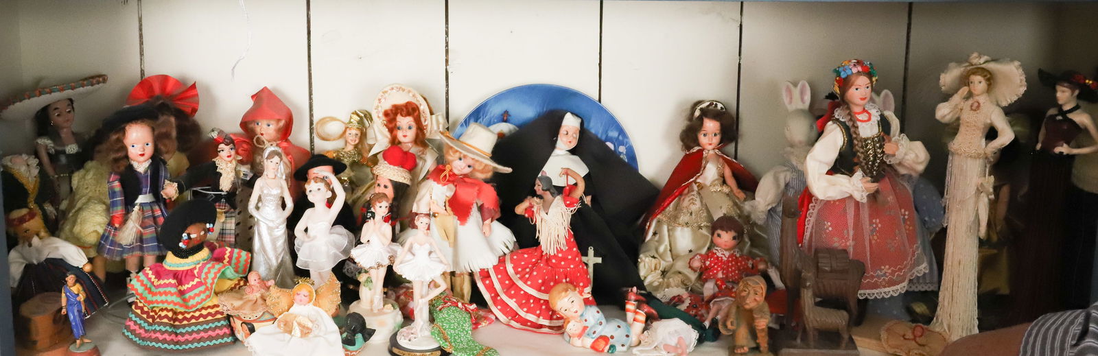 SHELF LOT OF DOLLS AND FIGURES (1 of 3)