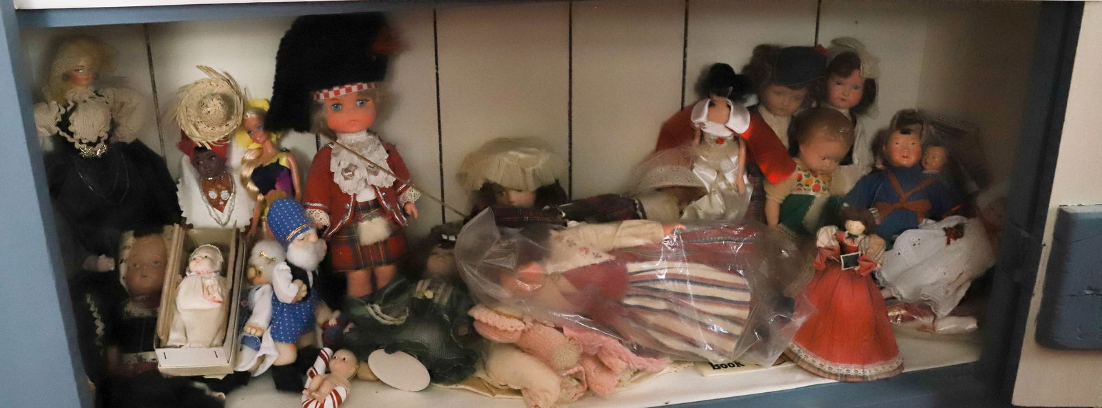 SHELF LOT OF DOLLS AND FIGURES (1 of 4)