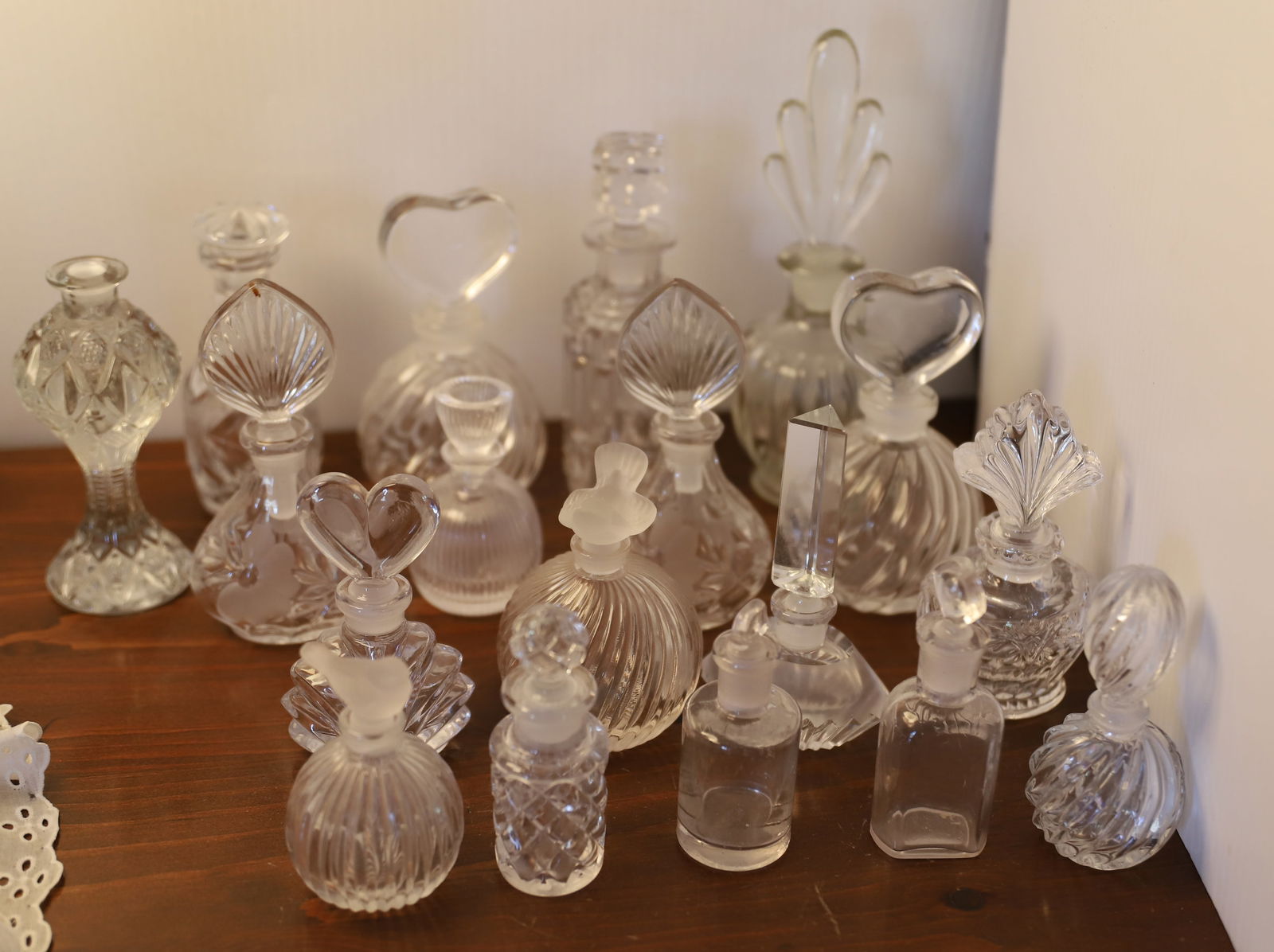 LARGE LOT OF PERFUME BOTTLES (1 of 2)