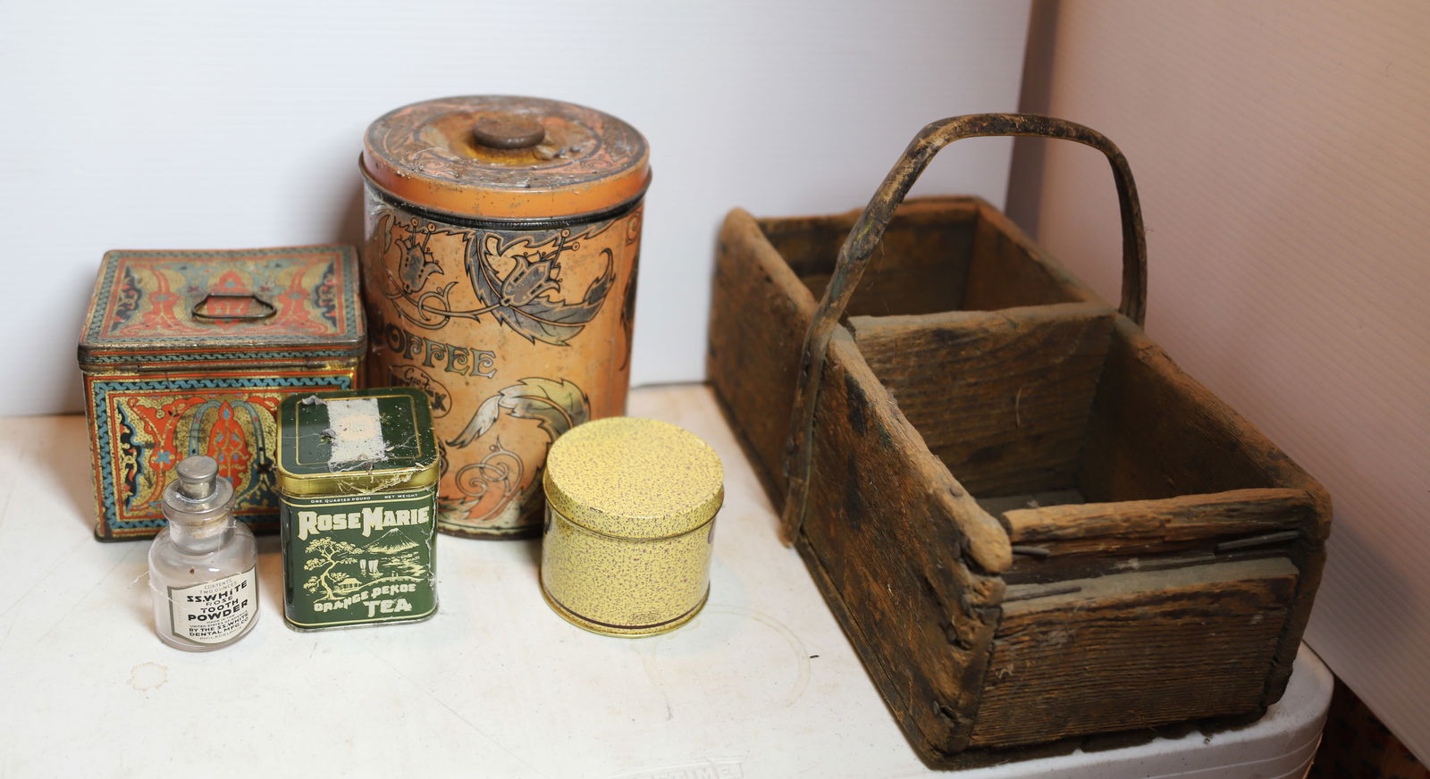 PRIMITIVE WOODEN CARRIER AND ADVERTISING TINGS (1 of 3)