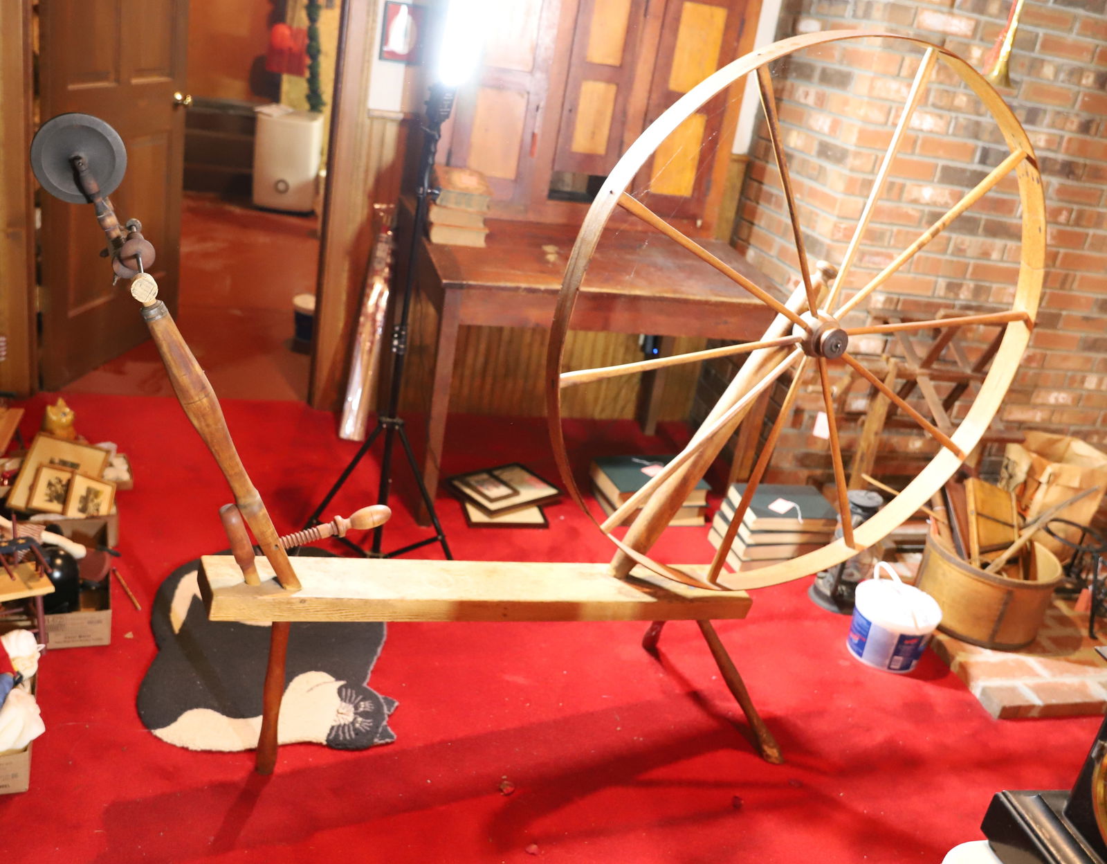 LARGE ANTIQUE SPINNING WHEEL (1 of 3)