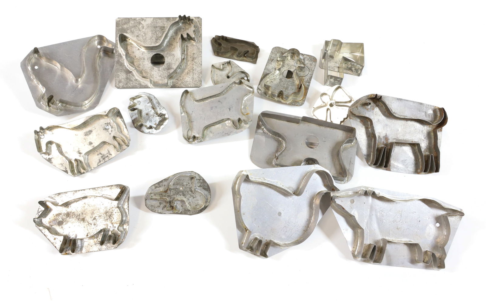 LARGE LOT OF TIN COOKIE CUTTERS (1 of 4)