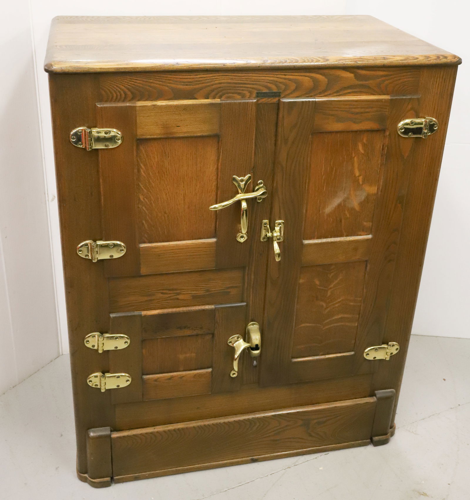 LUCKEY, PLATT & CO. WOODEN ICE BOX (1 of 8)