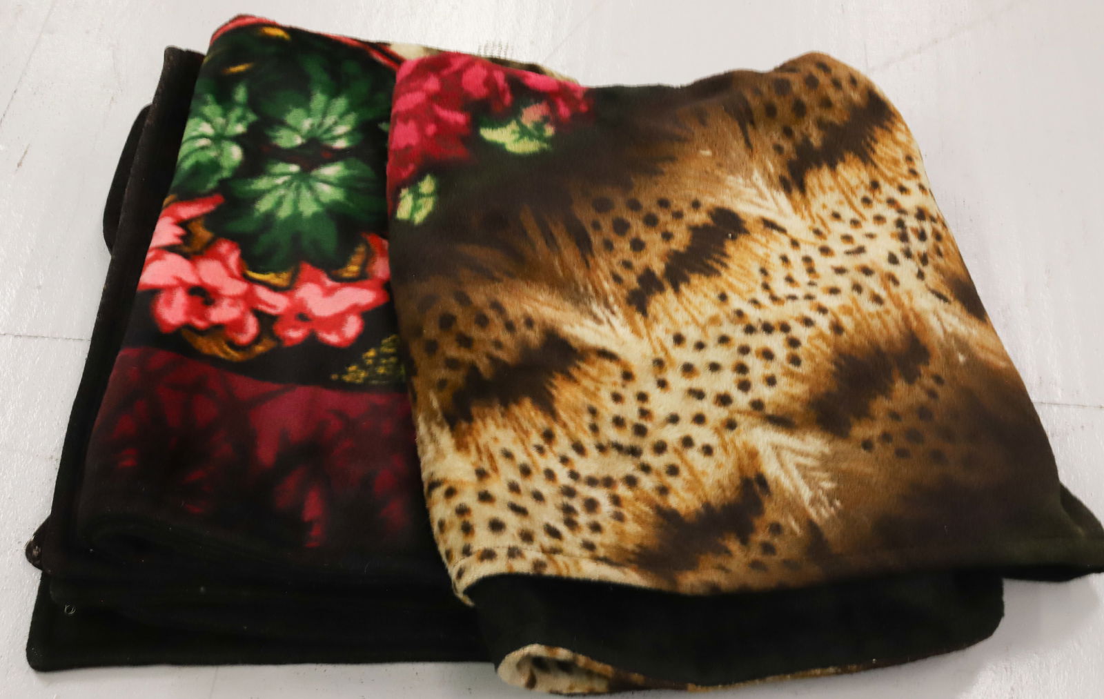 (2) ANTIQUE CHASE SLEIGH BLANKETS, LAP ROBE (1 of 4)