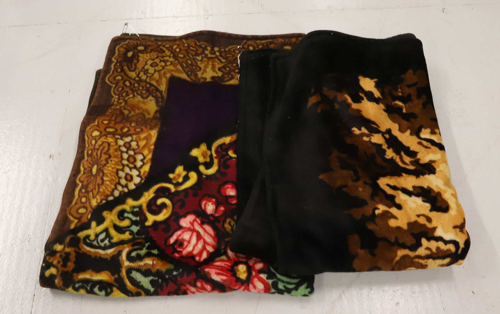 (2) ANTIQUE SLEIGH BLANKETS, LAP ROBE (1 of 4)