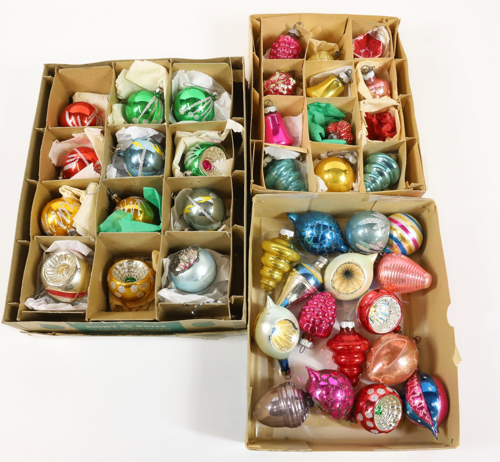 LOT OF VINTAGE CHRISTMAS ORNAMENTS: (40) VARIOUS ORNAMENTS. 1 1/2" TO 2 1/2". PLEASE READ CAREFULLY -THIS IS AN ONLINE ONLY AUCTION. WE WILL BE TAKING ABSENTEE AND PHONE BIDS ALSO. Terms for Purchasing and Shipping of Auction Items. Ple
