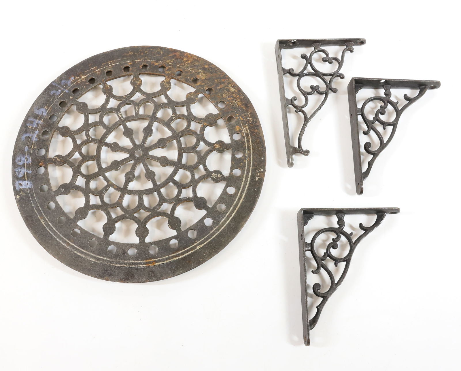 LOT OF CAST IRON BRACKETS (1 of 2)