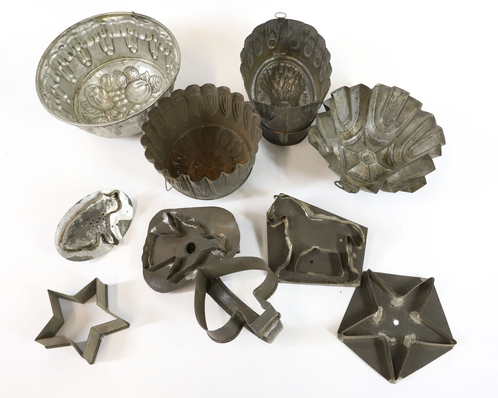 LOT OF TIN FOOD MOLDS AND COOKIE CUTTERS (1 of 3)