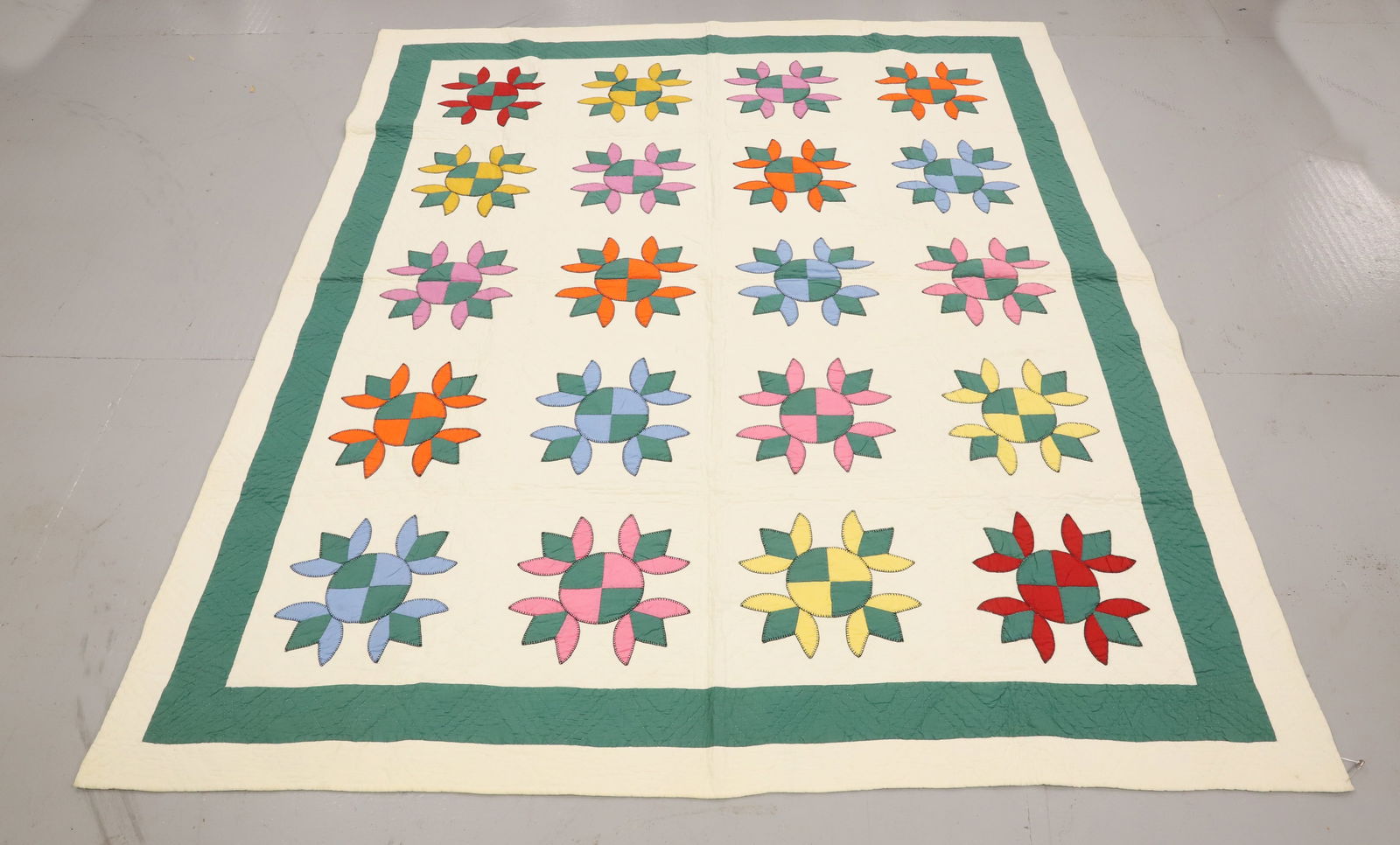 VINTAGE HANDMADE QUILT (1 of 3)