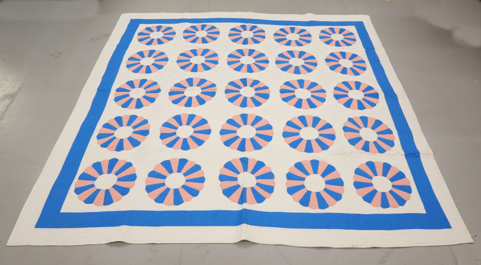 VINTAGE HANDMADE QUILT (1 of 3)