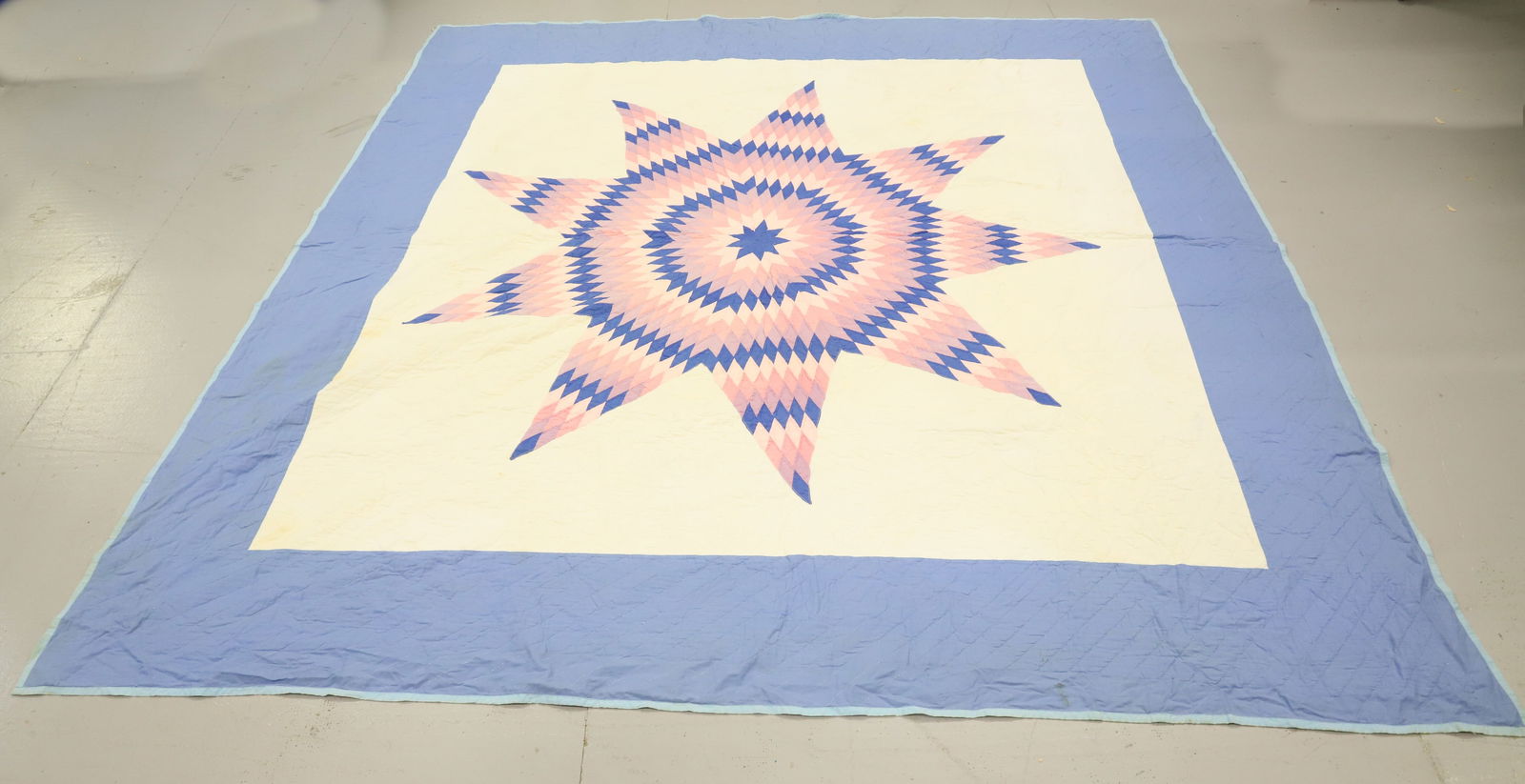 VINTAGE HANDMADE QUILT (1 of 4)