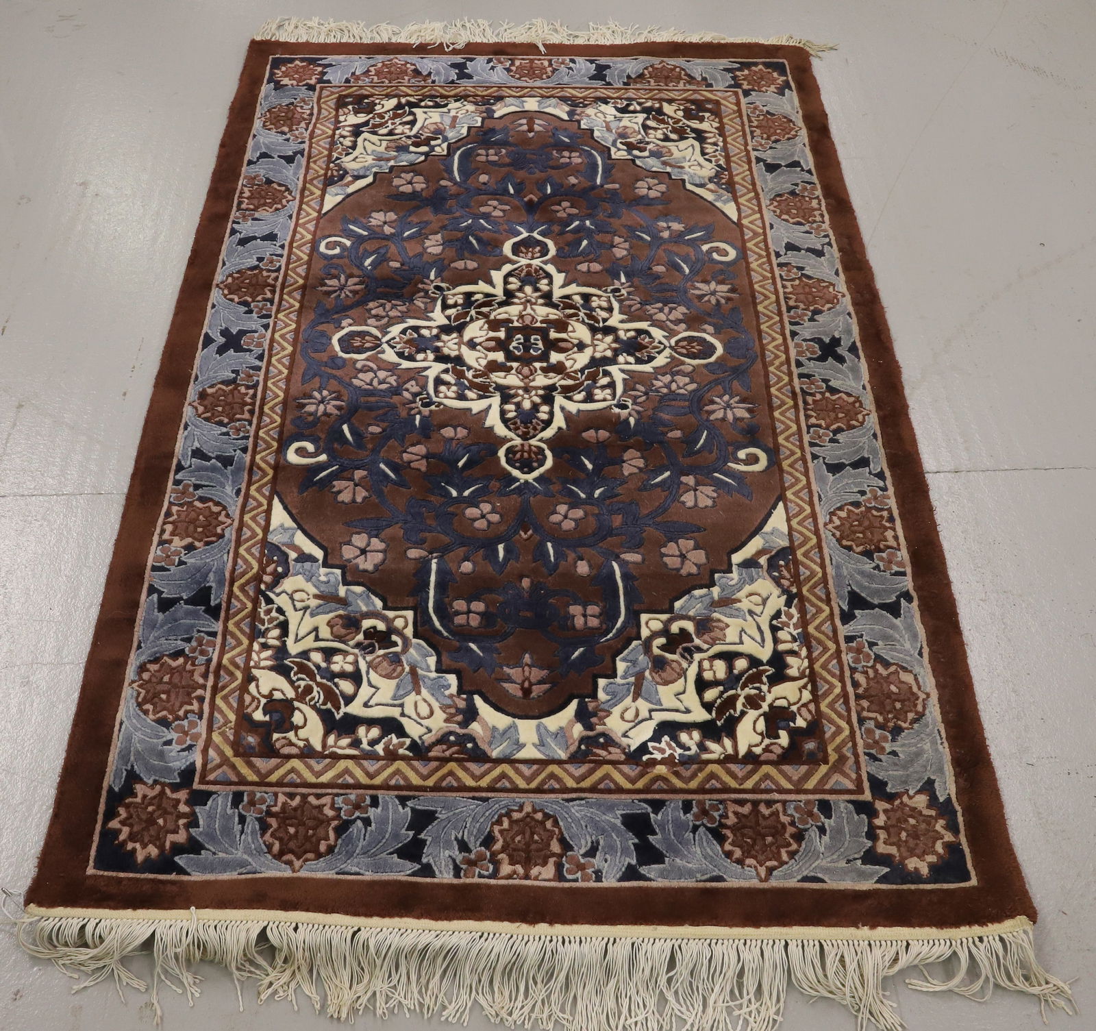CONTEMPORARY ORIENTAL RUG (1 of 4)