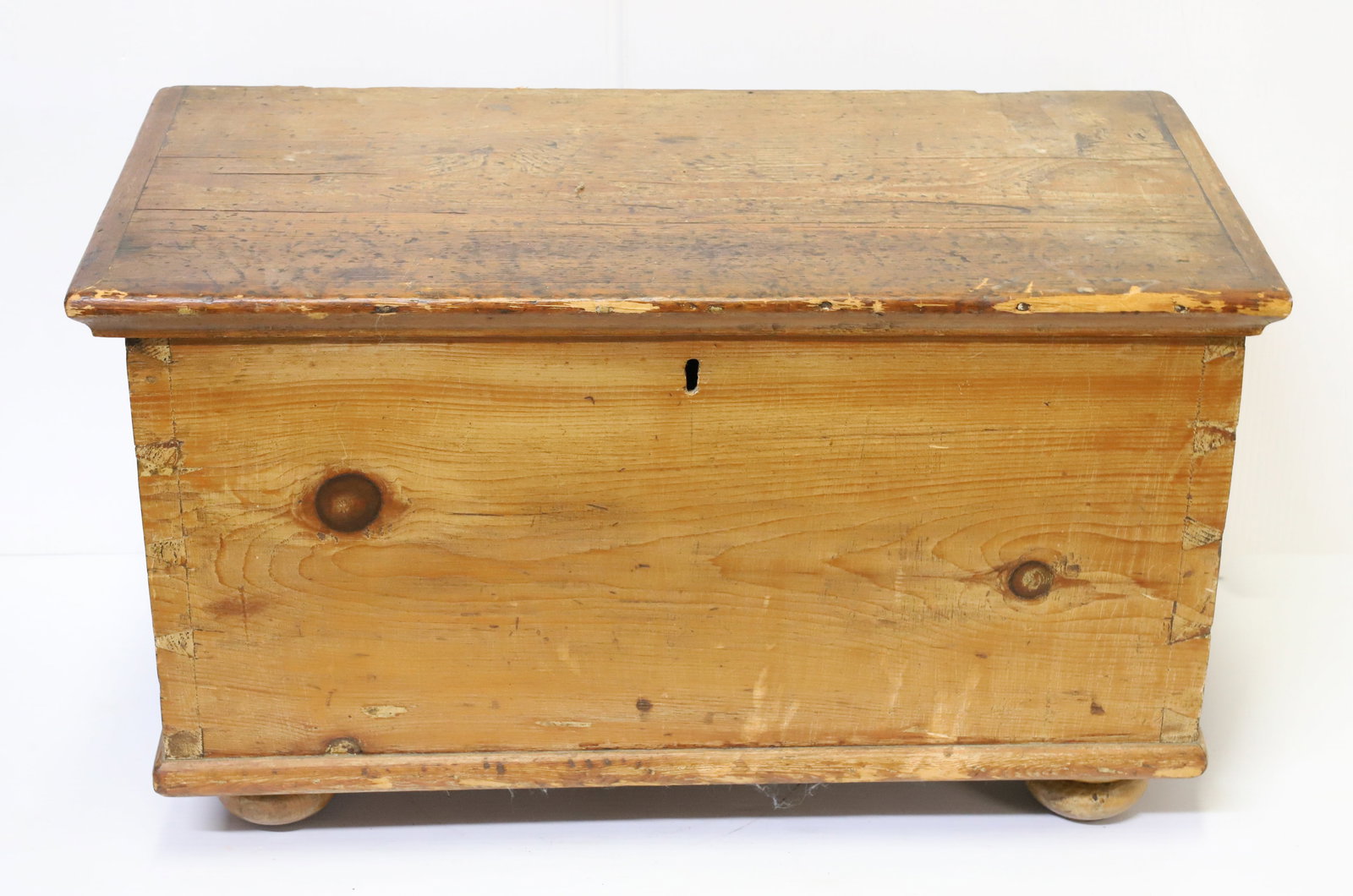 SMALL SIZE PAINT DECORATED BLANKET CHEST (1 of 8)