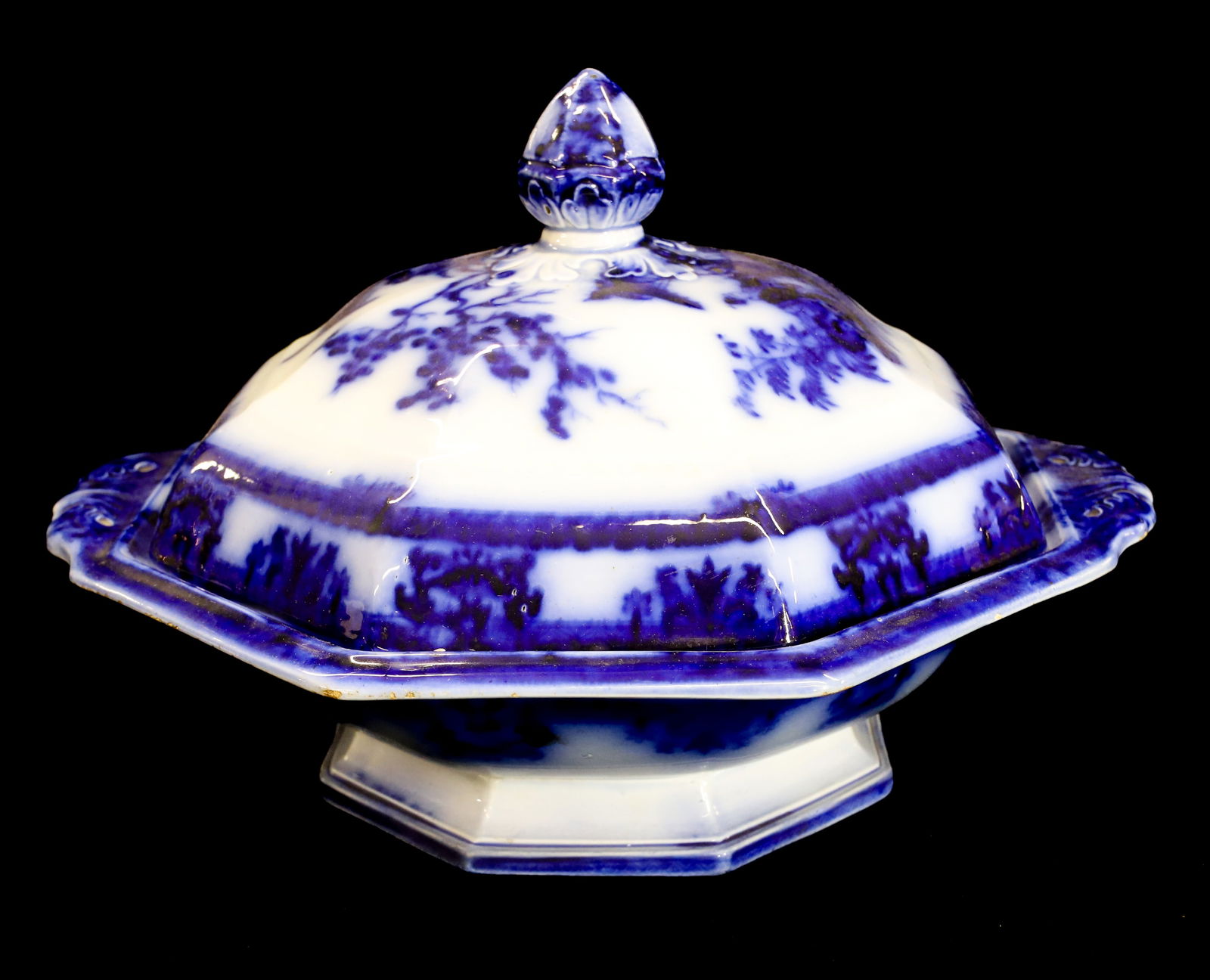 FLOW BLUE COVERED VEGETABLE DISH BY DAVENPORT (1 of 5)