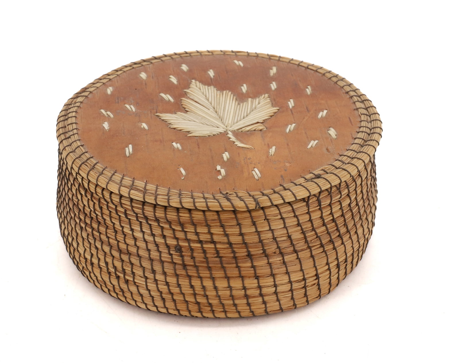 BIRCH BARK AND QUILL LIDDED BASKET: LEAF MOTIF ON LID. 2" X 4 1/2". PLEASE READ CAREFULLY - Terms for Purchasing and Shipping of Auction Items. Please read carefully before bidding. All payments for purchases will be made through LiveAu