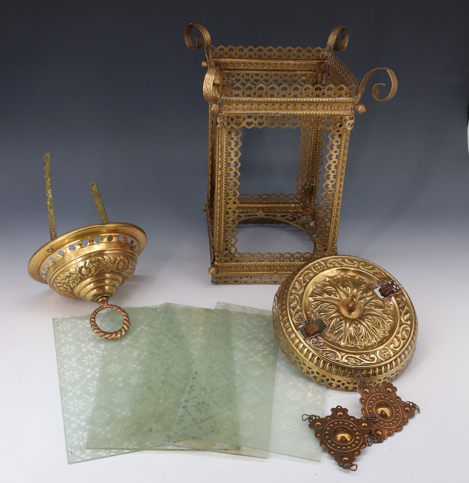 ANTIQUE BRASS HANGING LIGHT: FOUR GLASS PANELS WITH FROSTED PATTERN, PULL DOWN BRASS FRAME NOT ELECTRIFIED 12" X 9" PLEASE READ CAREFULLY - Terms for Purchasing and Shipping of Auction Items. Please read carefully before bidding.