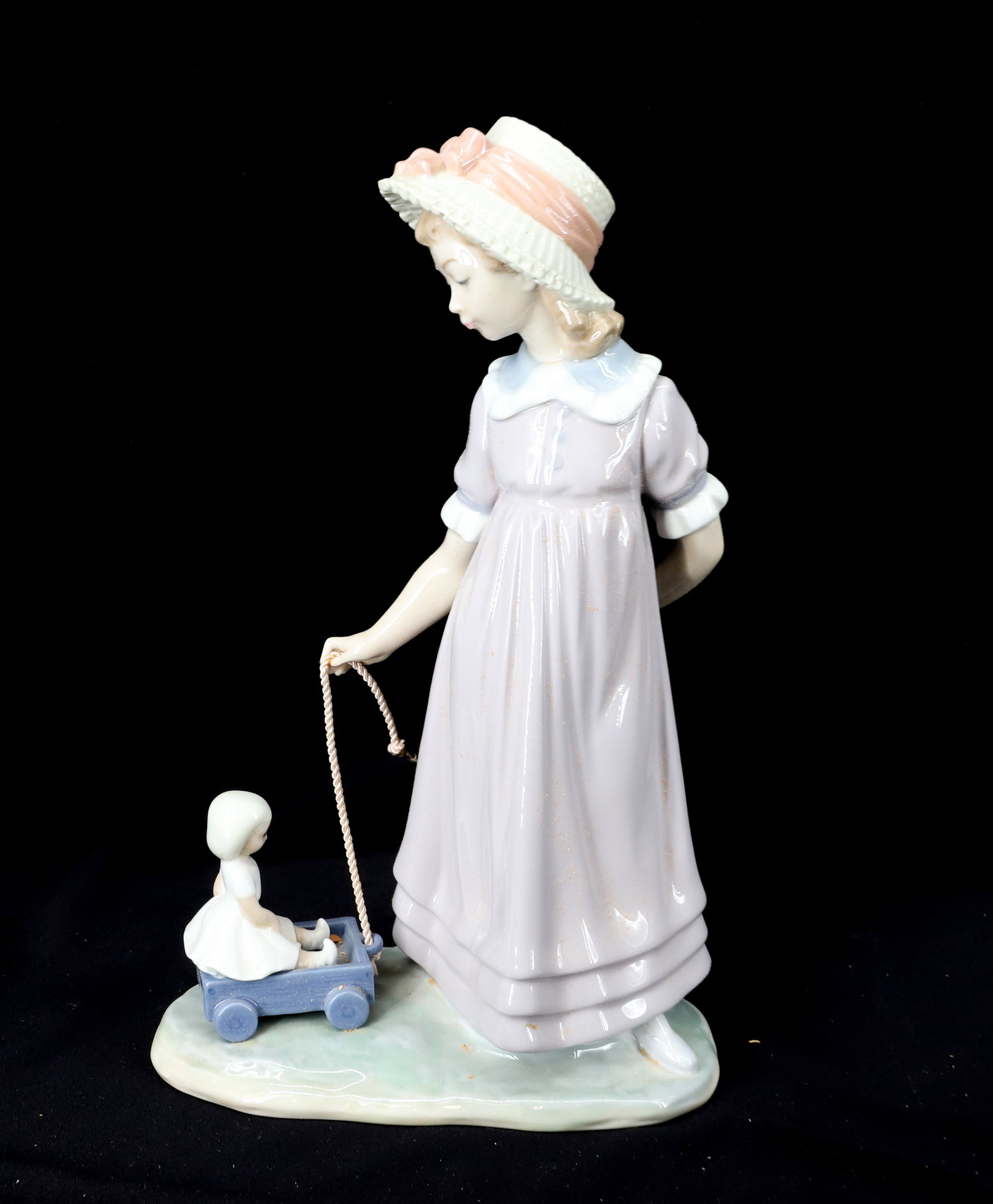 VINTAGE LLADRO FIGURINE 5044: IN BOX 11" PLEASE READ CAREFULLY - Terms for Purchasing and Shipping of Auction Items. Please read carefully before bidding. All payments for purchases will be made through LiveAuctioneers.com payment