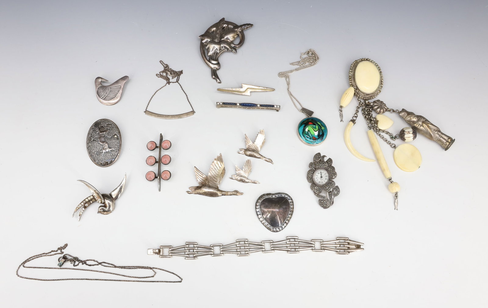 VINTAGE (16) STERLING SILVER JEWELRY LOT: INCLUDES STERLING SILVER MEXICO BRACELET, LARGE BROOCH, ISRAEL FILIGREE BROOCH, THREE FLYING GEESE, ART DECO SAPPHIRE RHINESTONE BAR PIN, PINK QUARTZ PENDANT TOTAL SILVER WEIGHT 5.5 OZT PLUS ASIAN NIC
