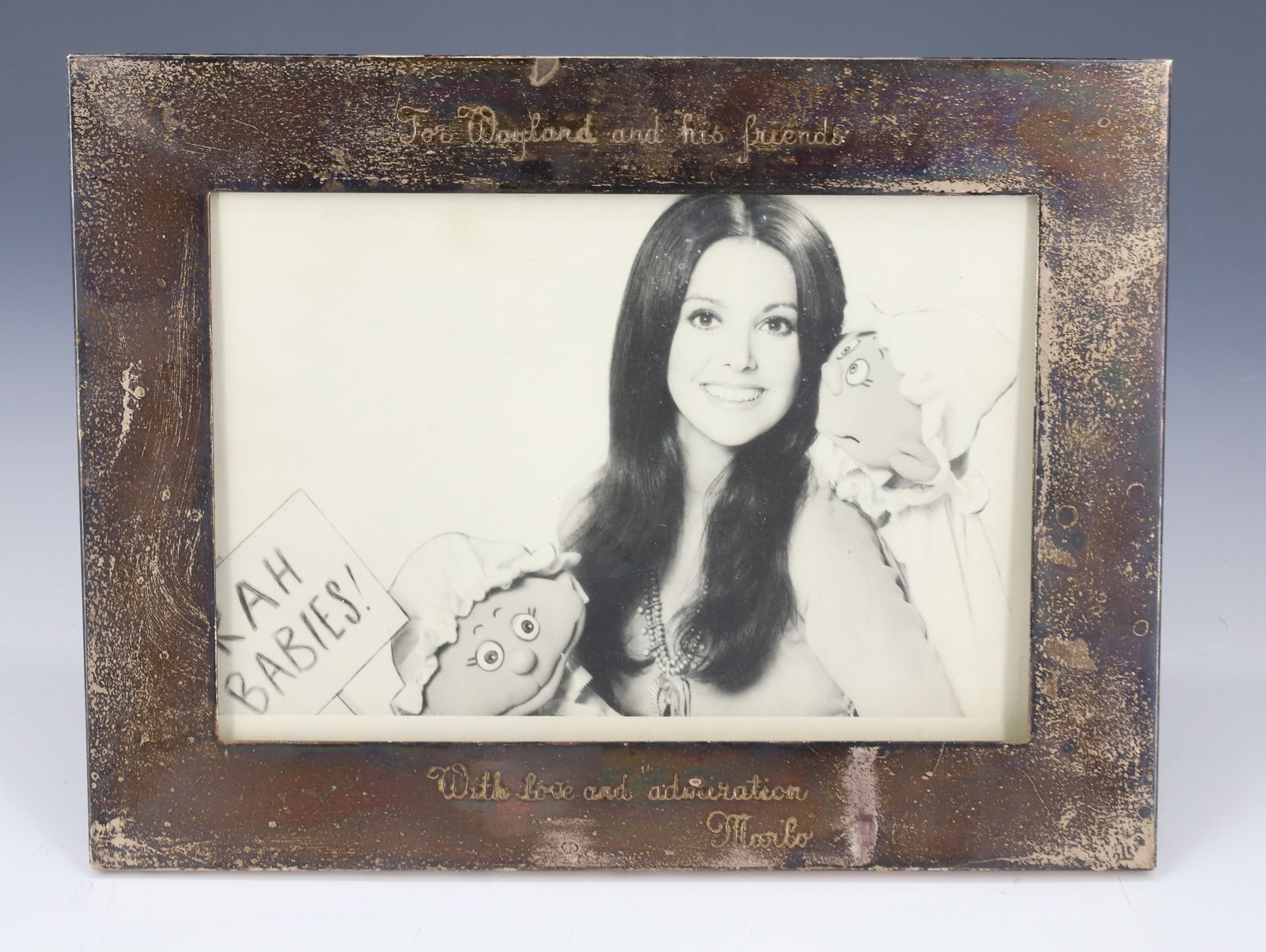 MARLO THOMAS PHOTO FOR WAYLAND FLOWERS: SILVERPLATE FRAME ENGRAVED "FOR WAYLAND FLOWERS AND HIS FRIENDS WITH LOVE AND ADMIRATION MARLO 6 1/4" X 8 1/4" PLEASE READ CAREFULLY - Terms for Purchasing and Shipping of Auction Items. Please read c