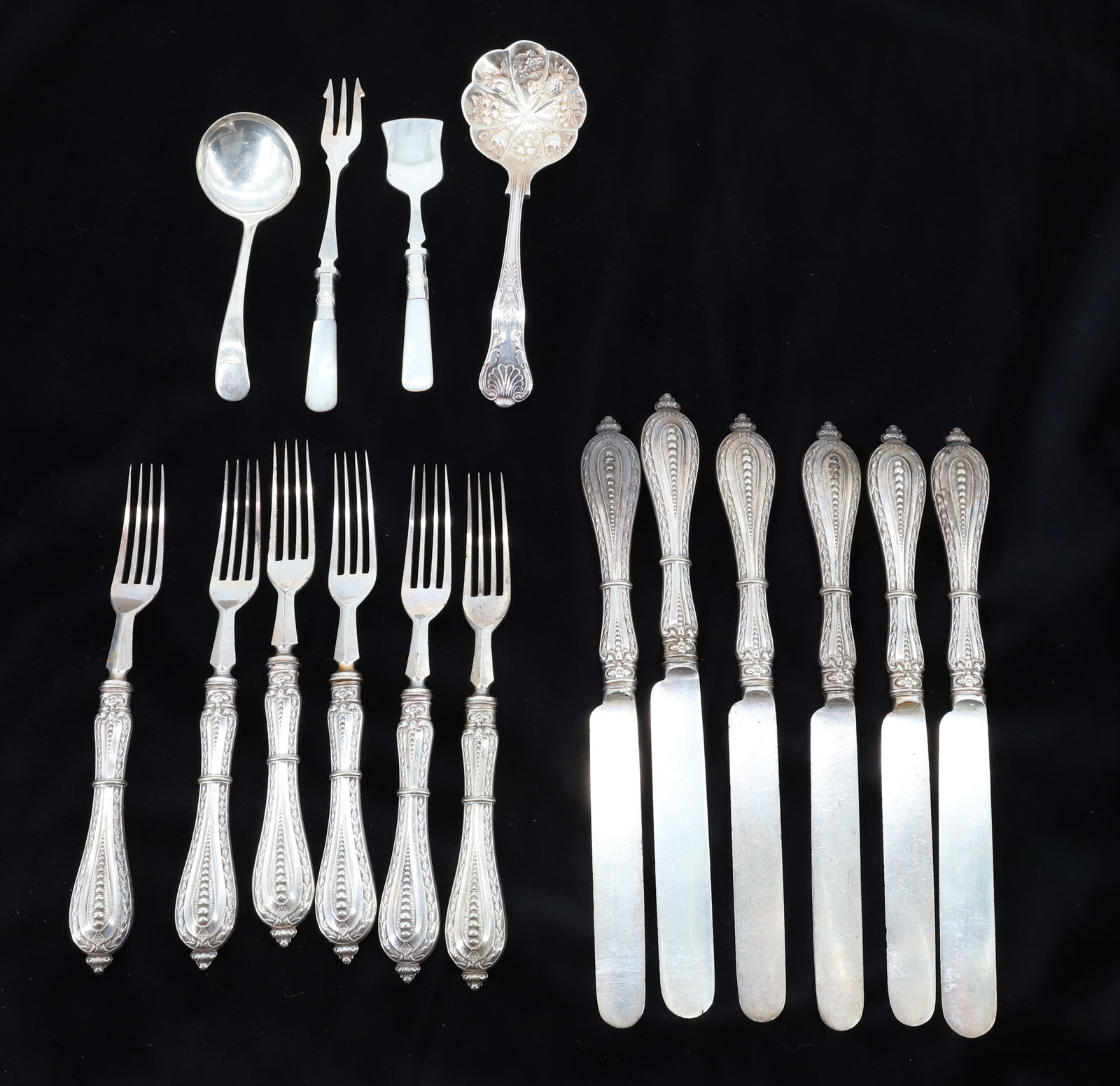 LOT OF SILVERPLATE: INCLUDING: MATCHING FORKS/KNIVES (12 TOTAL) WITH HALLMARKS ON BLADES. WITH, FOUR SERVING PIECES 4 1/2" TO 6 1/4" LENGTHS. Terms: PLEASE READ CAREFULLY - Terms for Purchasing and Shipping of Auction It