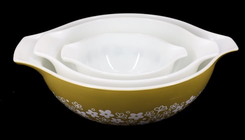 LOT OF PYREX MIXING BOWLS