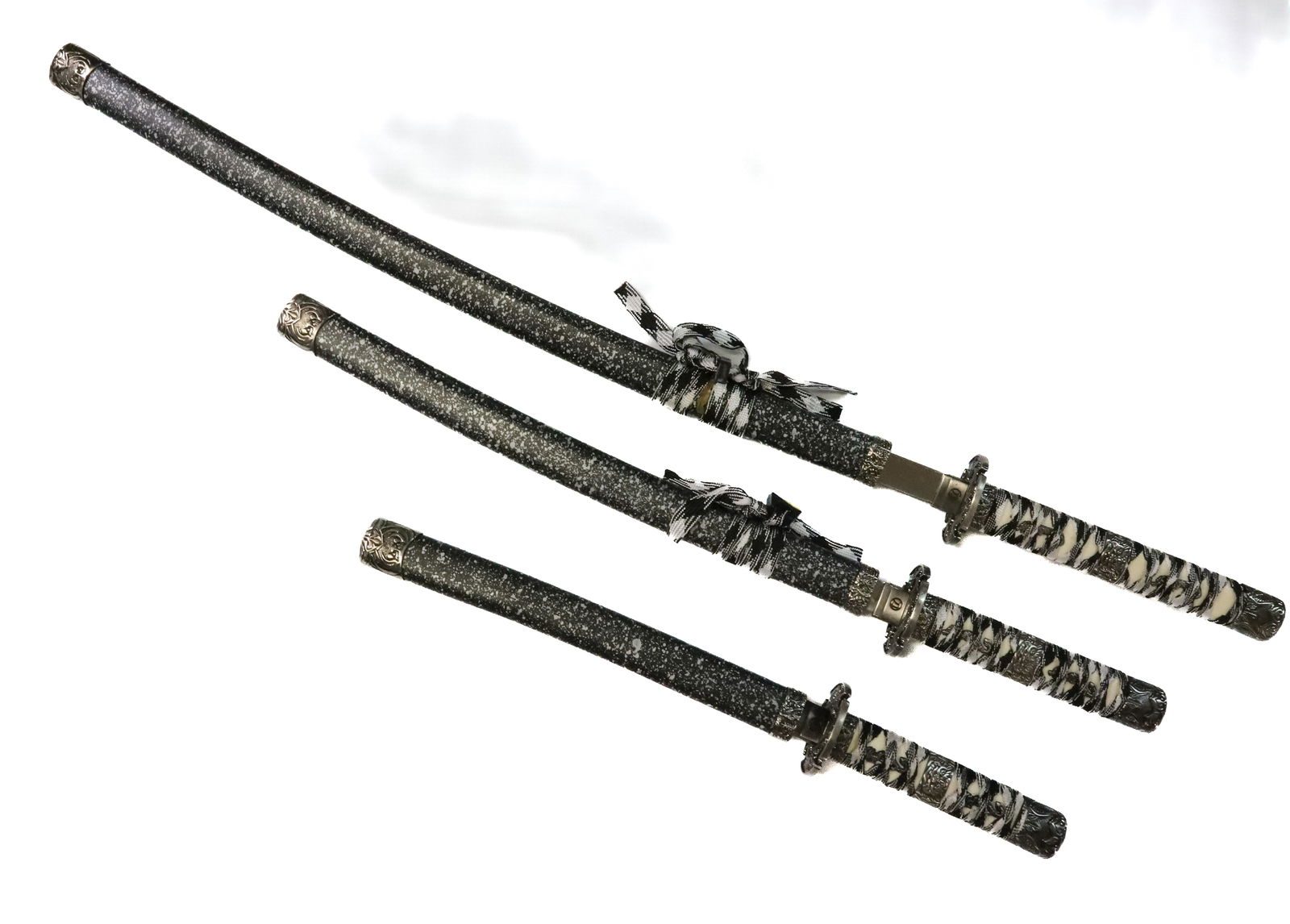 (3) REPLICA SAMURAI SWORDS (1 of 7)