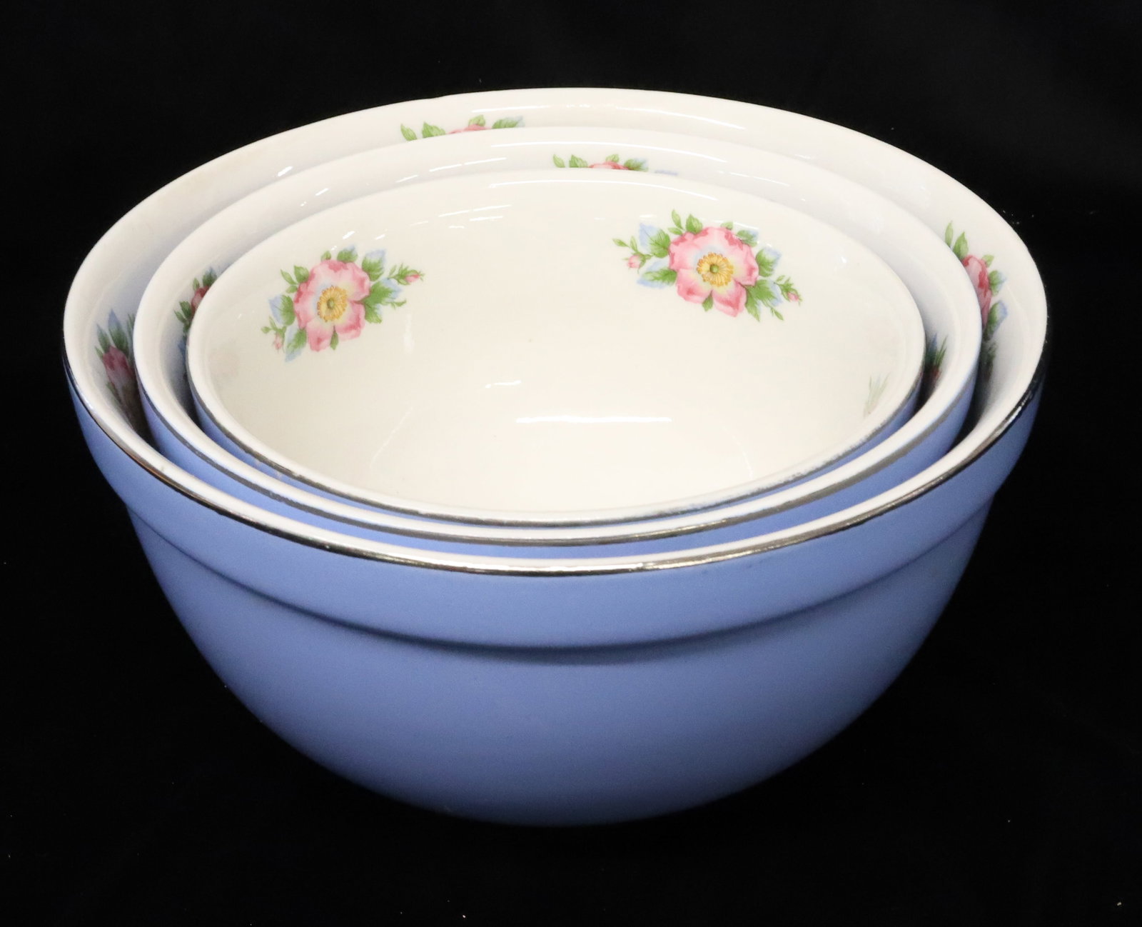 NEST OF HALL'S MIXING BOWLS: (3) BLUE BOWLS WITH WHITE/FLORAL INTERIORS. 6 1/2" TO 8 3/4" DIAMETERS. Terms: PLEASE READ CAREFULLY - Terms for Purchasing and Shipping of Auction Items. Please read carefully before bidding. All pay