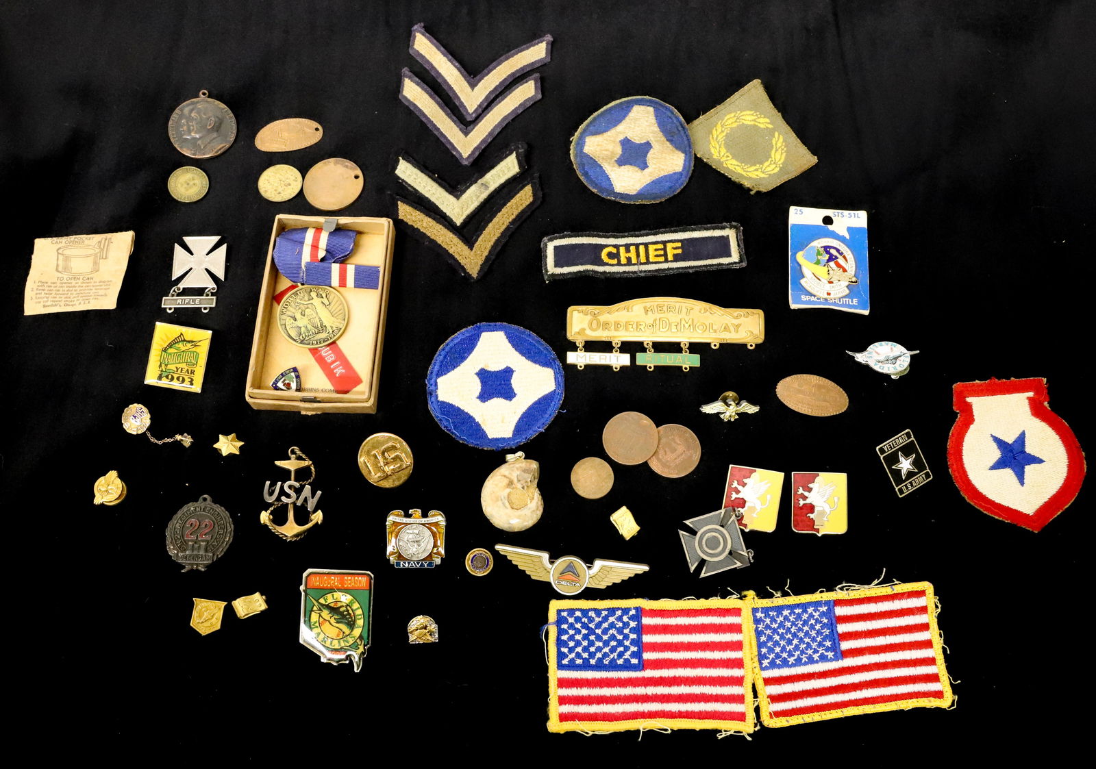 LOT OF MILITARY PATCHES, PINS AND MORE (1 of 4)