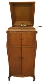 OAK LIFT-TOP VICTROLA