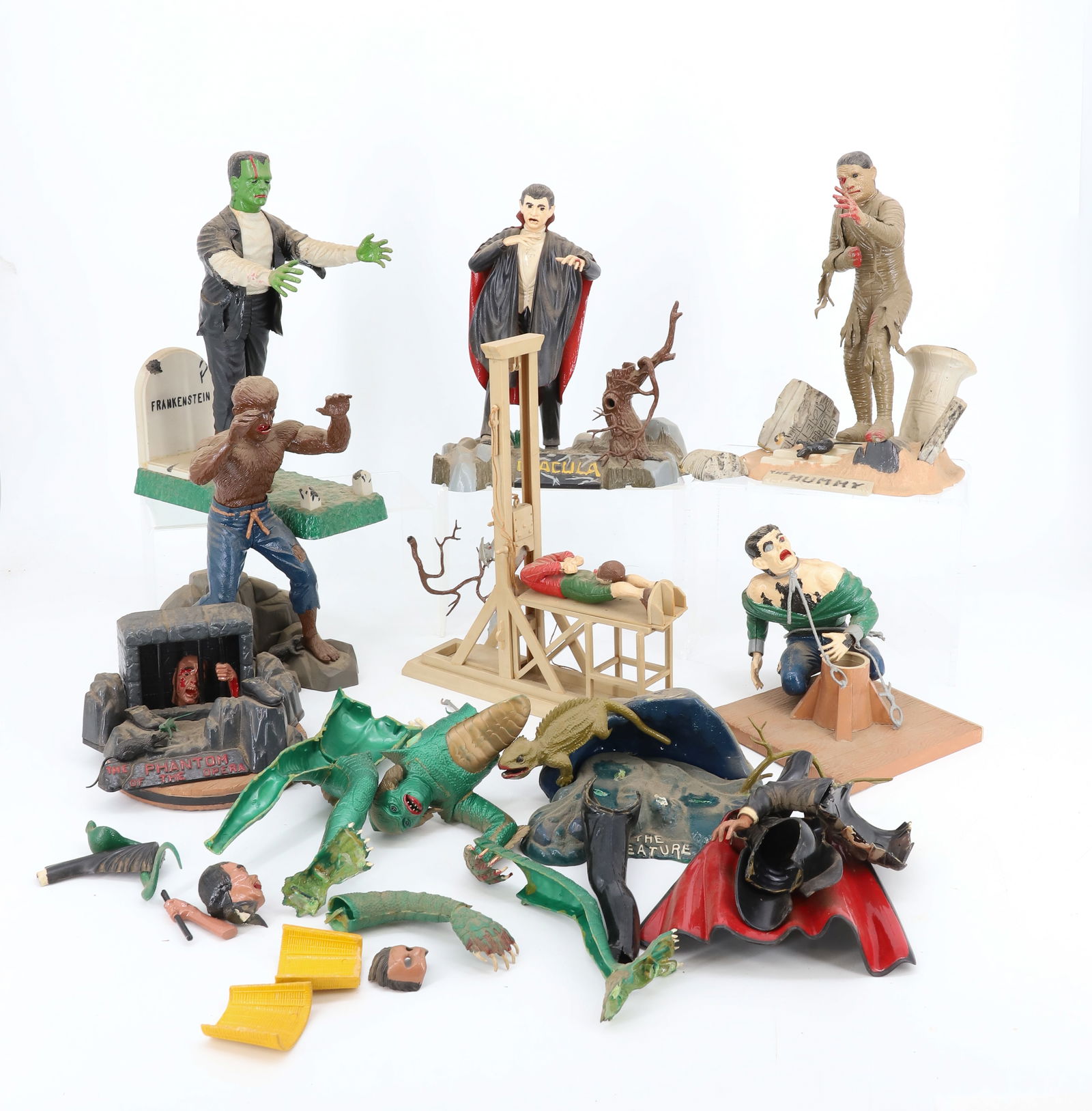 AURORA 1960S MODELS: INCLUDING: FRANKENSTEIN, THE WOLF MAN, THE MUMMY, DRACULA AND MORE. INCLUDES PIECES AND PARTS. WITH, THE CREATURE, THE PHANTOM OF THE OPERA, GUILLOTINE AND MORE. PLEASE READ CAREFULLY - Terms for Purc