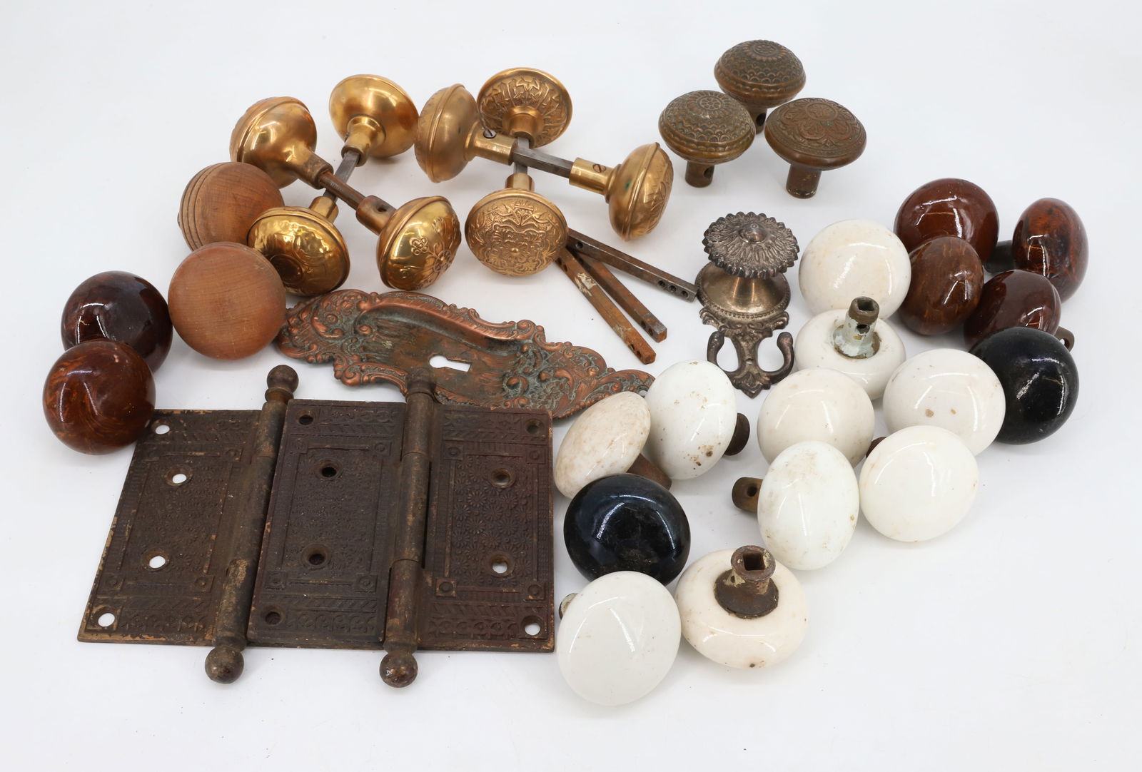 ANTIQUE DOORKNOBS AND HINGES: EMBOSSED BRASS DOORKNOBS, PORCELAIN/WOOD DOOR KNOBS, EASTLAKE HINGES 5", KEY PLATE AND MORE. PLEASE READ CAREFULLY - Terms for Purchasing and Shipping of Auction Items. Please read carefully before bi