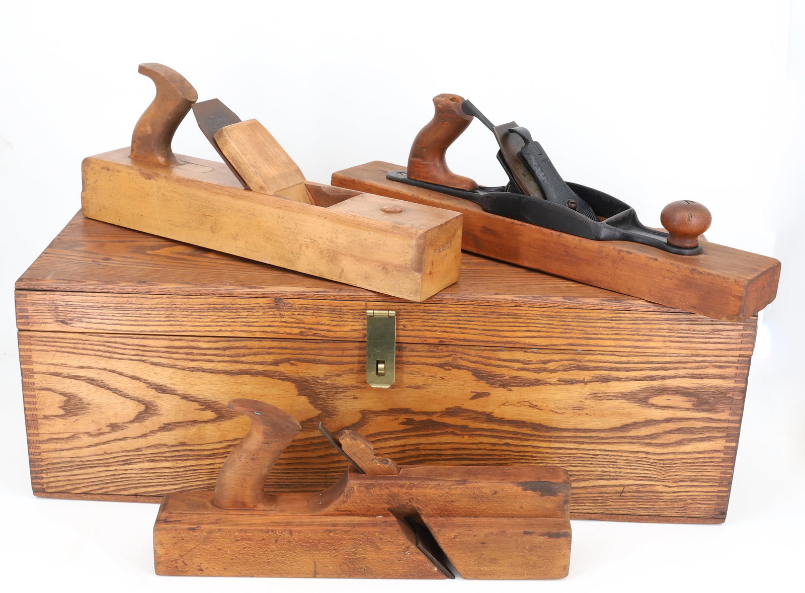 OAK TOOL BOX WITH PLANES: DOVETAILED BOX 26" L. WITH THREE WOODEN PLANES. LARGEST 18" L. PLEASE READ CAREFULLY - Terms for Purchasing and Shipping of Auction Items. Please read carefully before bidding. All payments for purcha