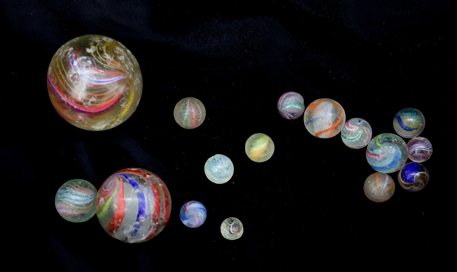LOT OF GLASS SWIRL MARBLES: VARIOUS COLORS AND SIZE - LARGEST 2" D PLEASE READ CAREFULLY - Terms for Purchasing and Shipping of Auction Items. Please read carefully before bidding. All payments for purchases will be made through