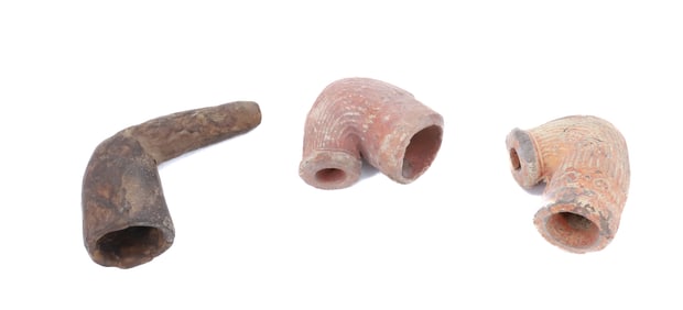 LOT OF POTTERY PIPE BOWLS