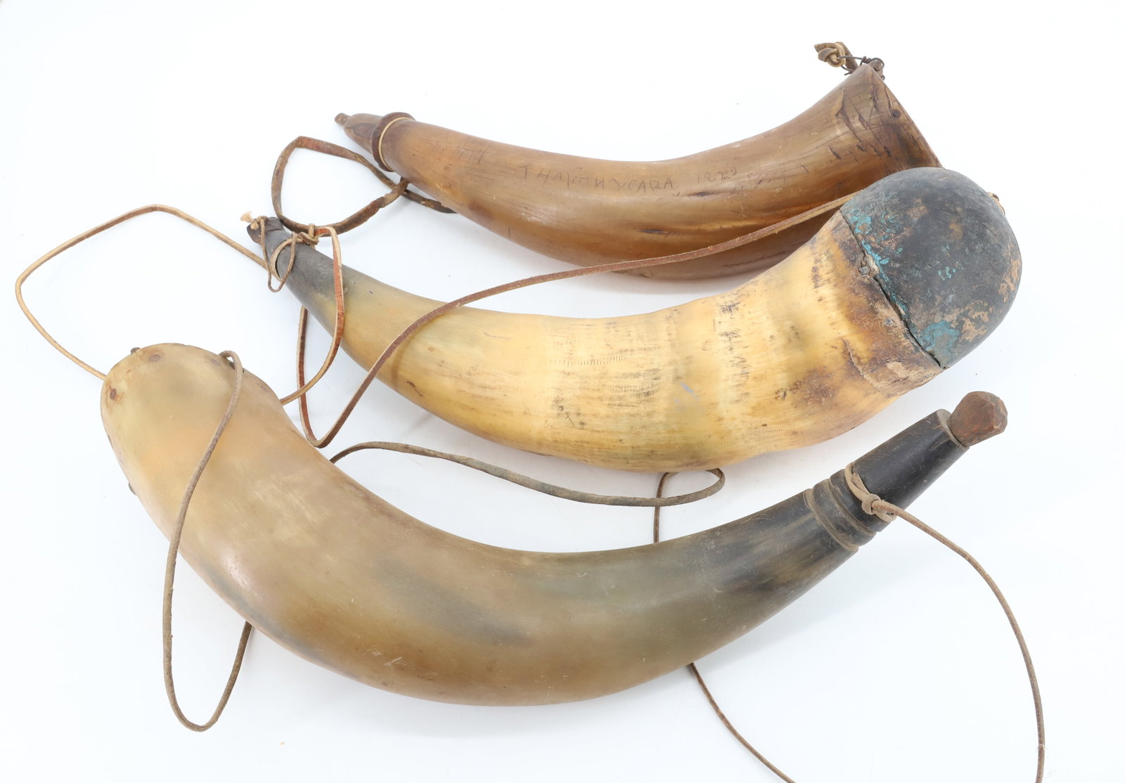 LOT OF (3) POWDER HORNS: WOODEN PLUG ENDS. ONE IS DATED 1829 WITH NAME AND THREE SOLDIERS 12" L. LARGEST 15" L. PLEASE READ CAREFULLY BEFORE BIDDING. ALL PAYMENTS MUST BE MADE BEFORE ITEMS CAN BE SHIPPED. BUYERS CAN PAY VIA L