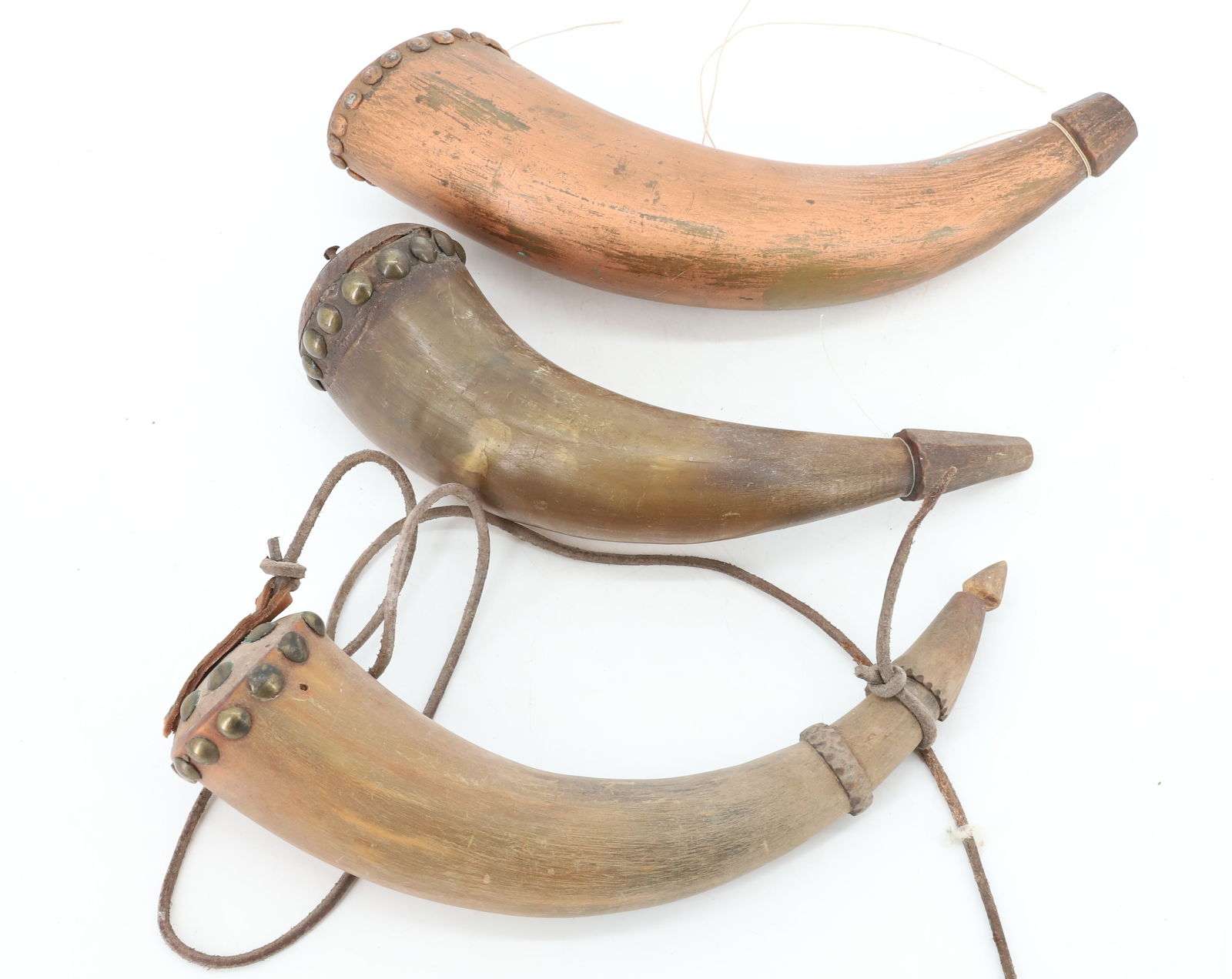 LOT OF (3) POWDER HORNS: CARVED WOODEN ENDS. BRASS TACK DECORATION. ONE HAS "X" DESIGN. ONE HAS COPPER PAINTED SURFACE. LARGEST 9 1/4". PLEASE READ CAREFULLY BEFORE BIDDING. ALL PAYMENTS MUST BE MADE BEFORE ITEMS CAN BE SHIPP