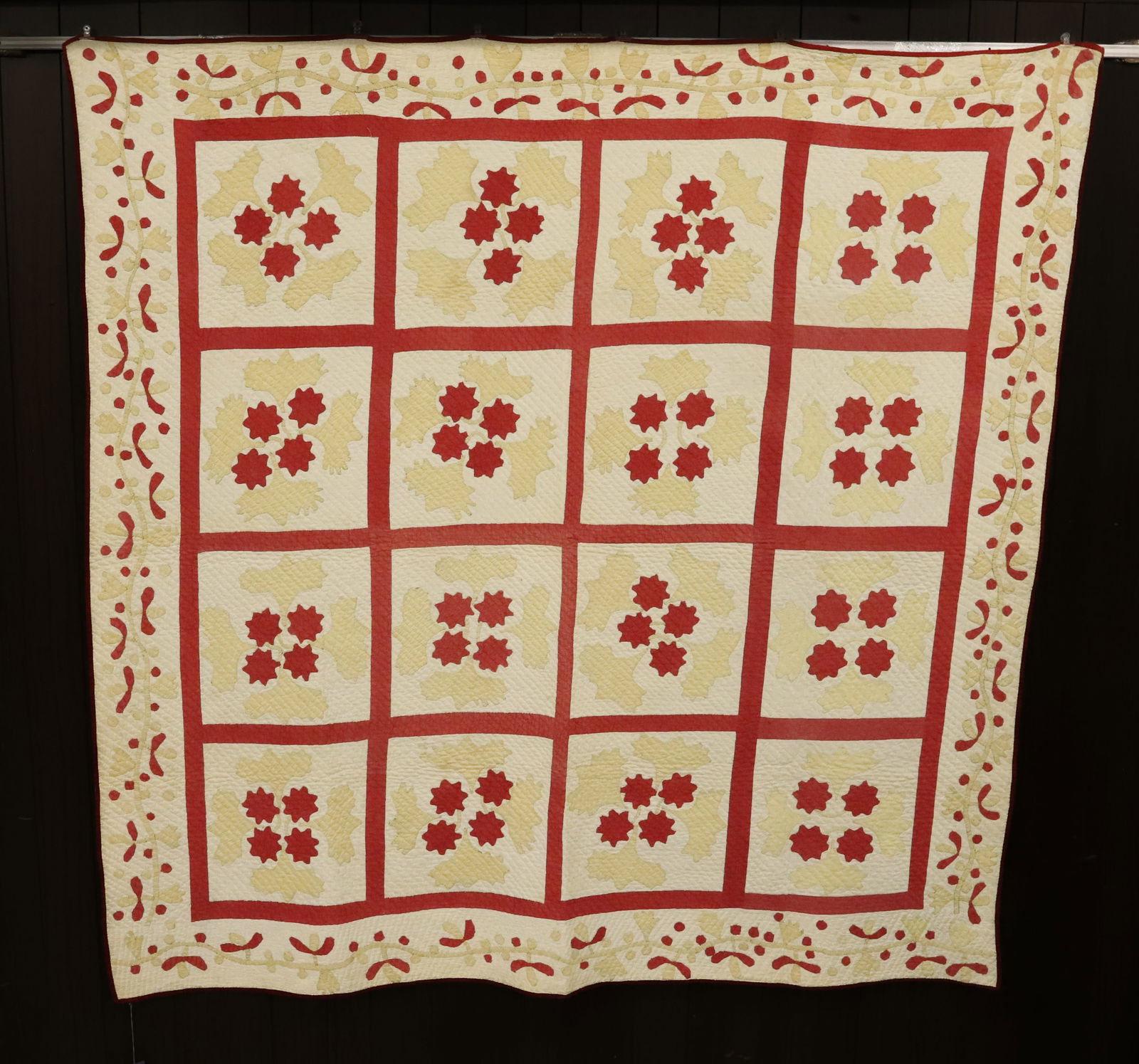 VINTAGE HANDMADE QUILT  (1 of 5)