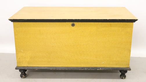 PAINT DECORATED LIFT LIFT BLANKET CHEST 