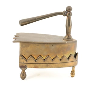 MINIATURE DROP-IN-BACK BRASS IRON WITH TRIVET