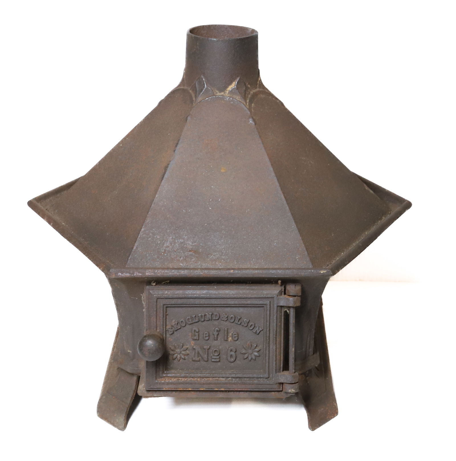 CAST IRON STOVE: SKOGLUND & OLSON. NO. 6. SIX-SIDED TOP. 15 1/4" X 16 1/2". PLEASE READ CAREFULLY - Terms for Purchasing and Shipping of Auction Items. Please read carefully before bidding. All payments for purchases