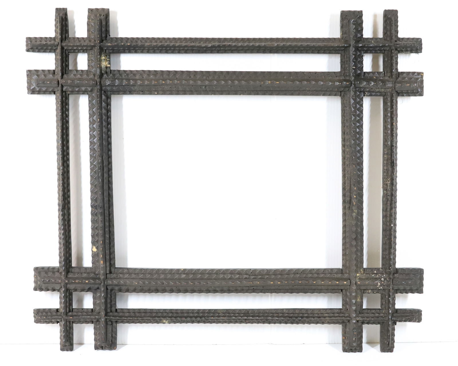 TRAMP ART WOODEN FRAME (1 of 4)