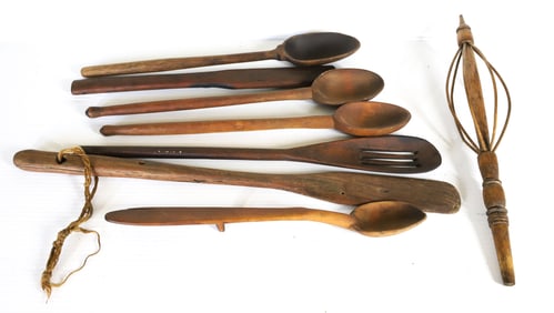 LOT OF WOODEN UTENSILS
