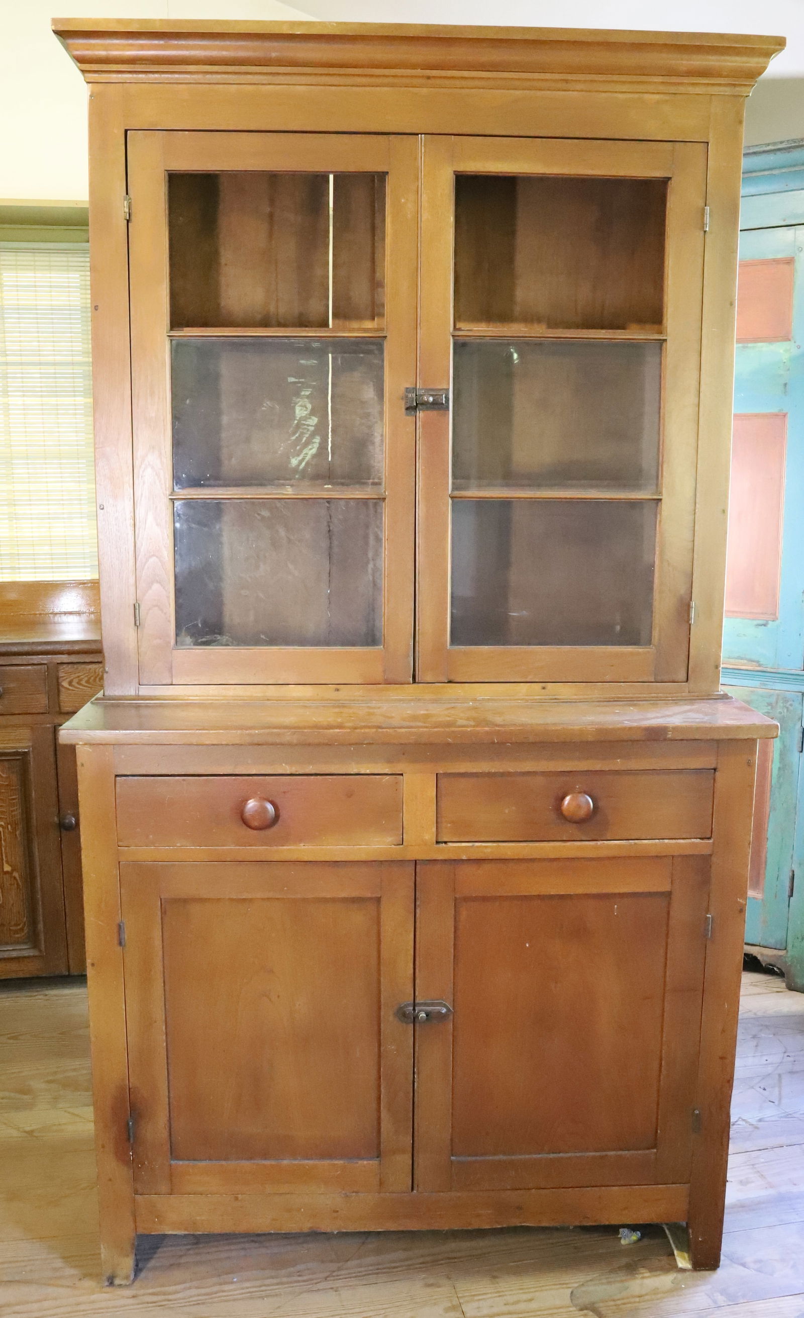 TWO-PIECE STEPBACK KITCHEN CUPBOARD (1 of 7)